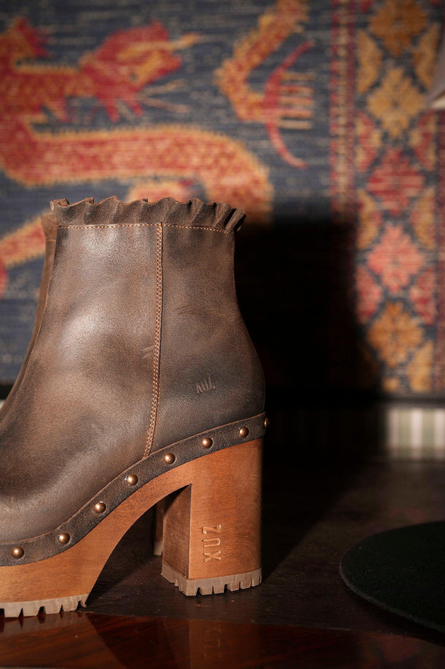 Botas em pele castanho com tacão alto