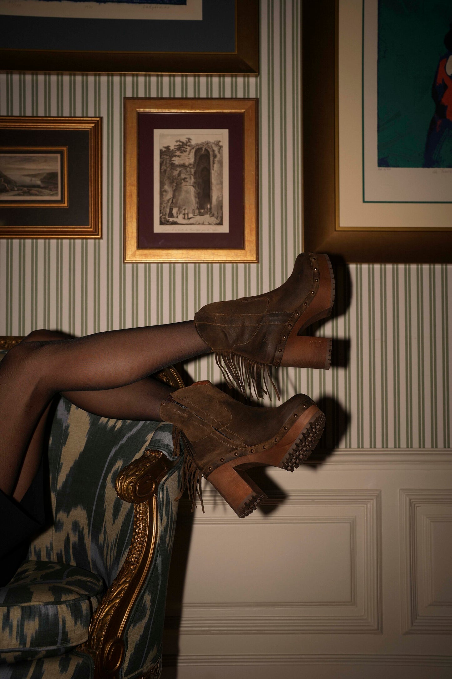 Botas em pele castanho com tacão alto