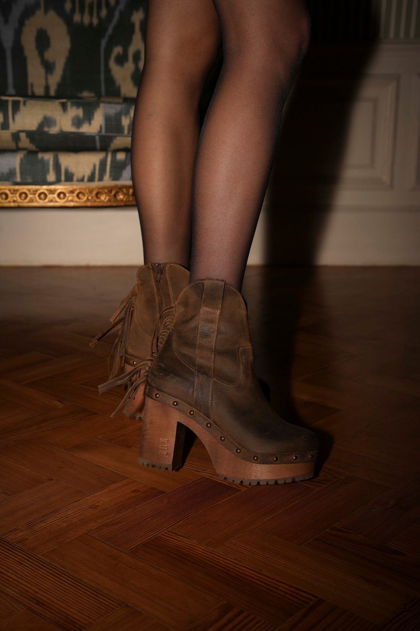 Botas em pele castanho com tacão alto