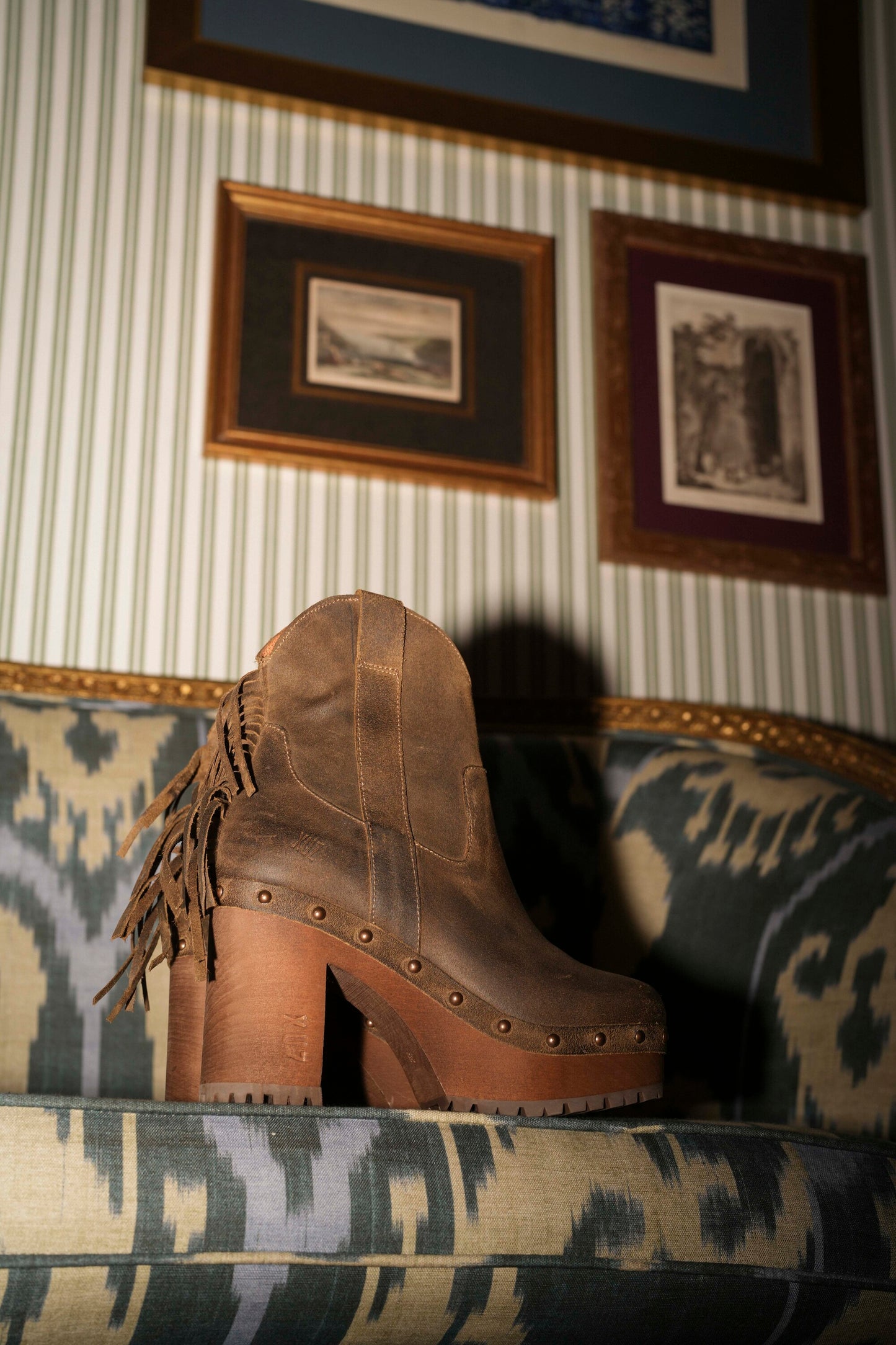 Botas em pele castanho com tacão alto