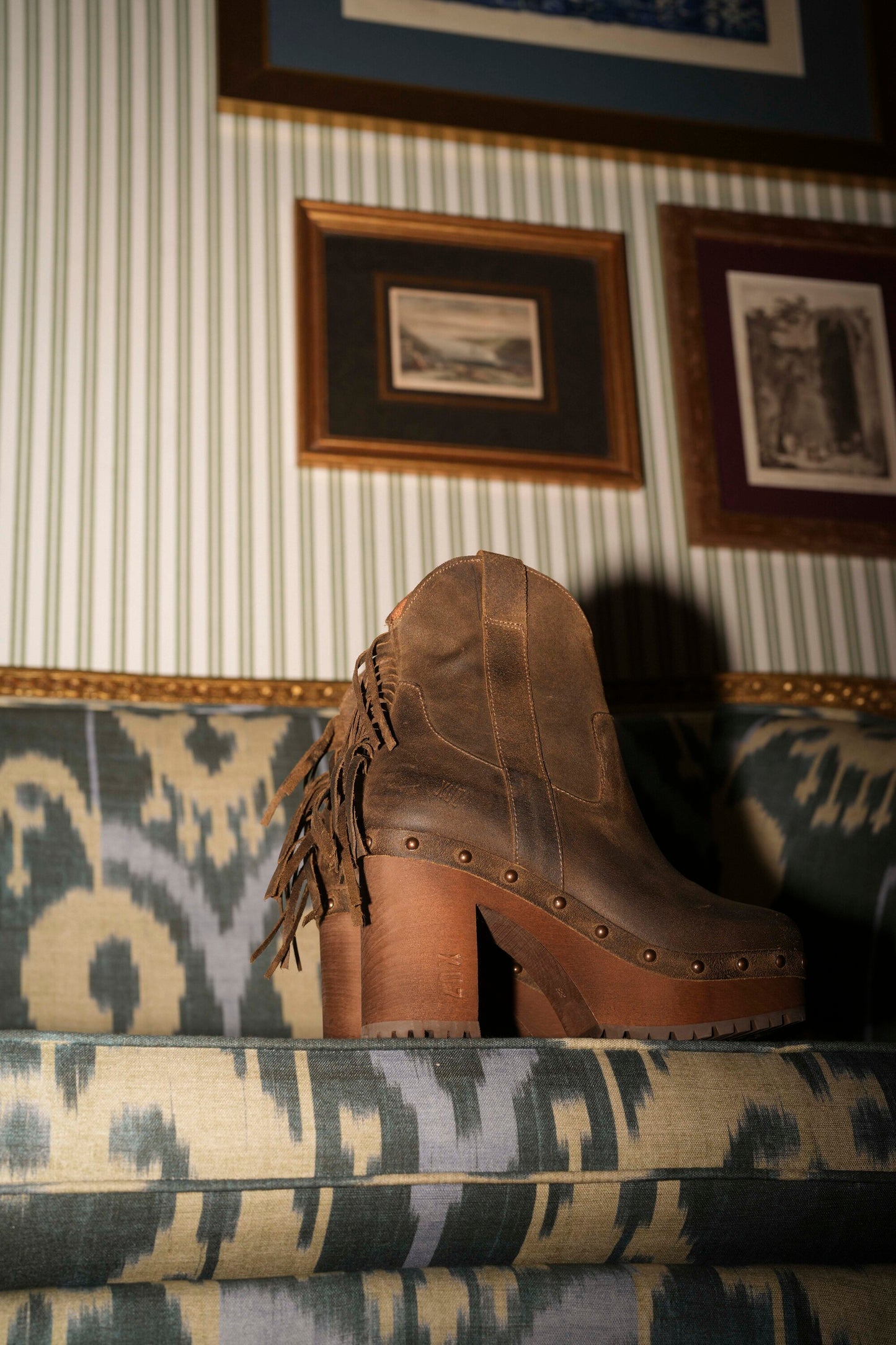 Botas em pele castanho com tacão alto