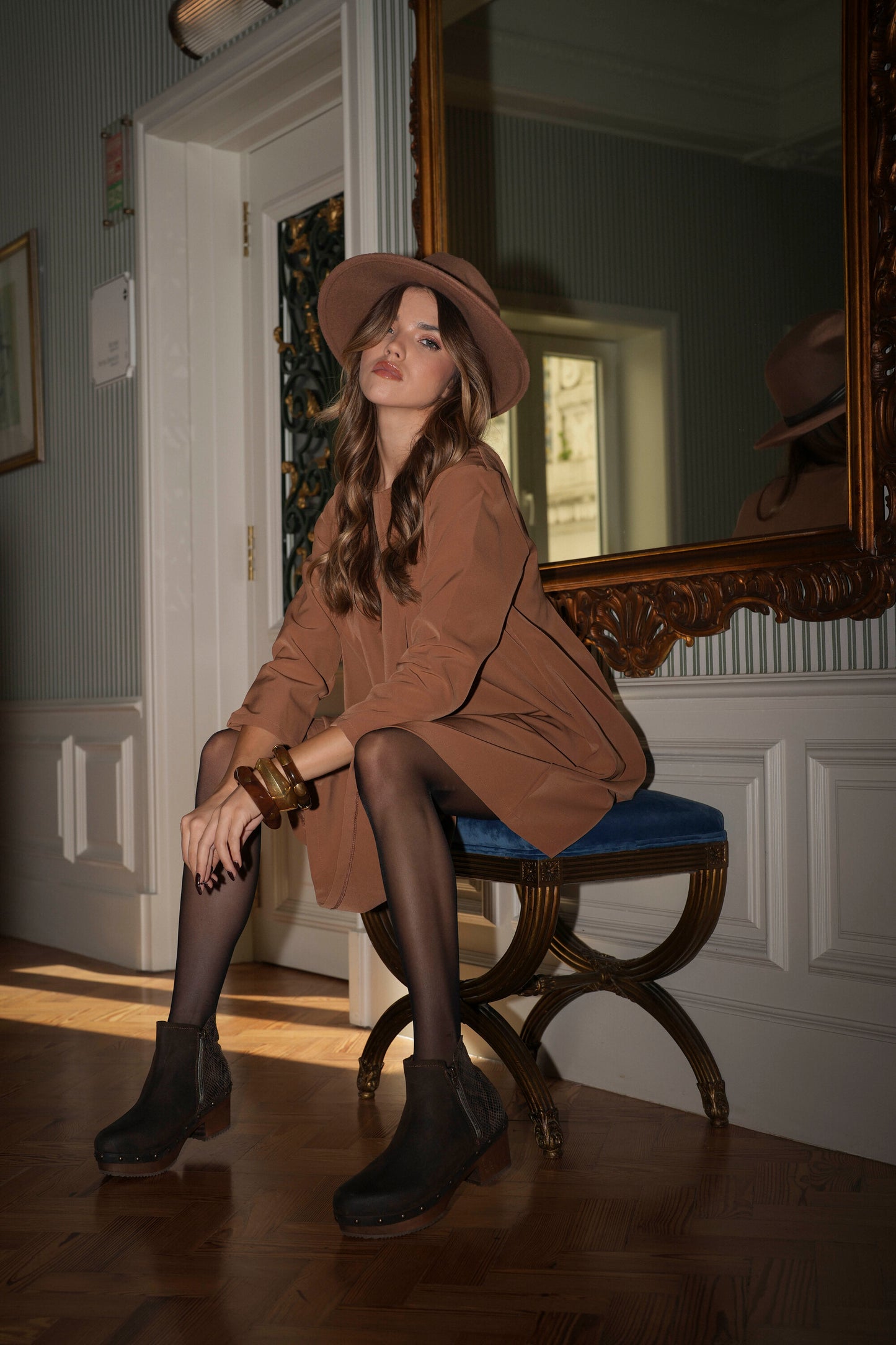 Botas em pele castanho com tacão baixo de madeira