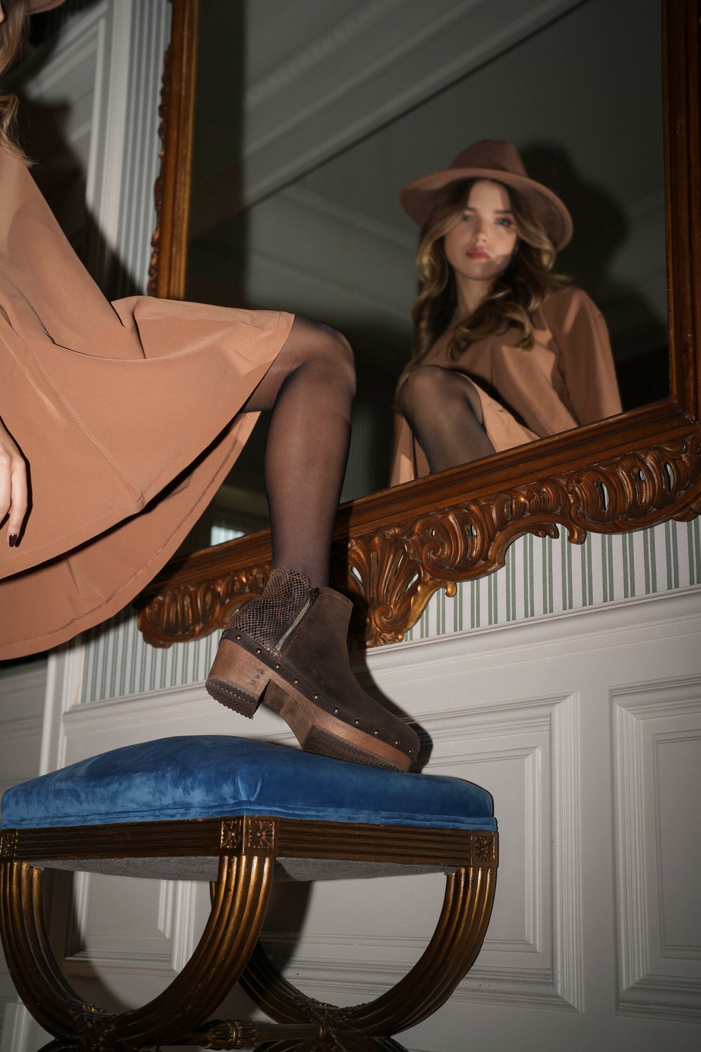 Botas em pele castanho com tacão baixo de madeira