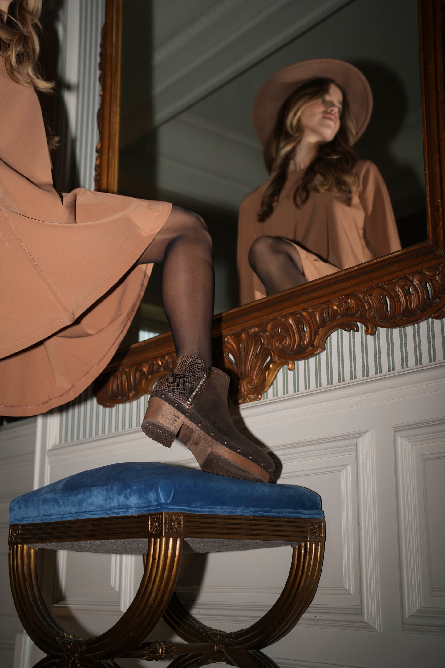 Botas em pele castanho com tacão baixo de madeira