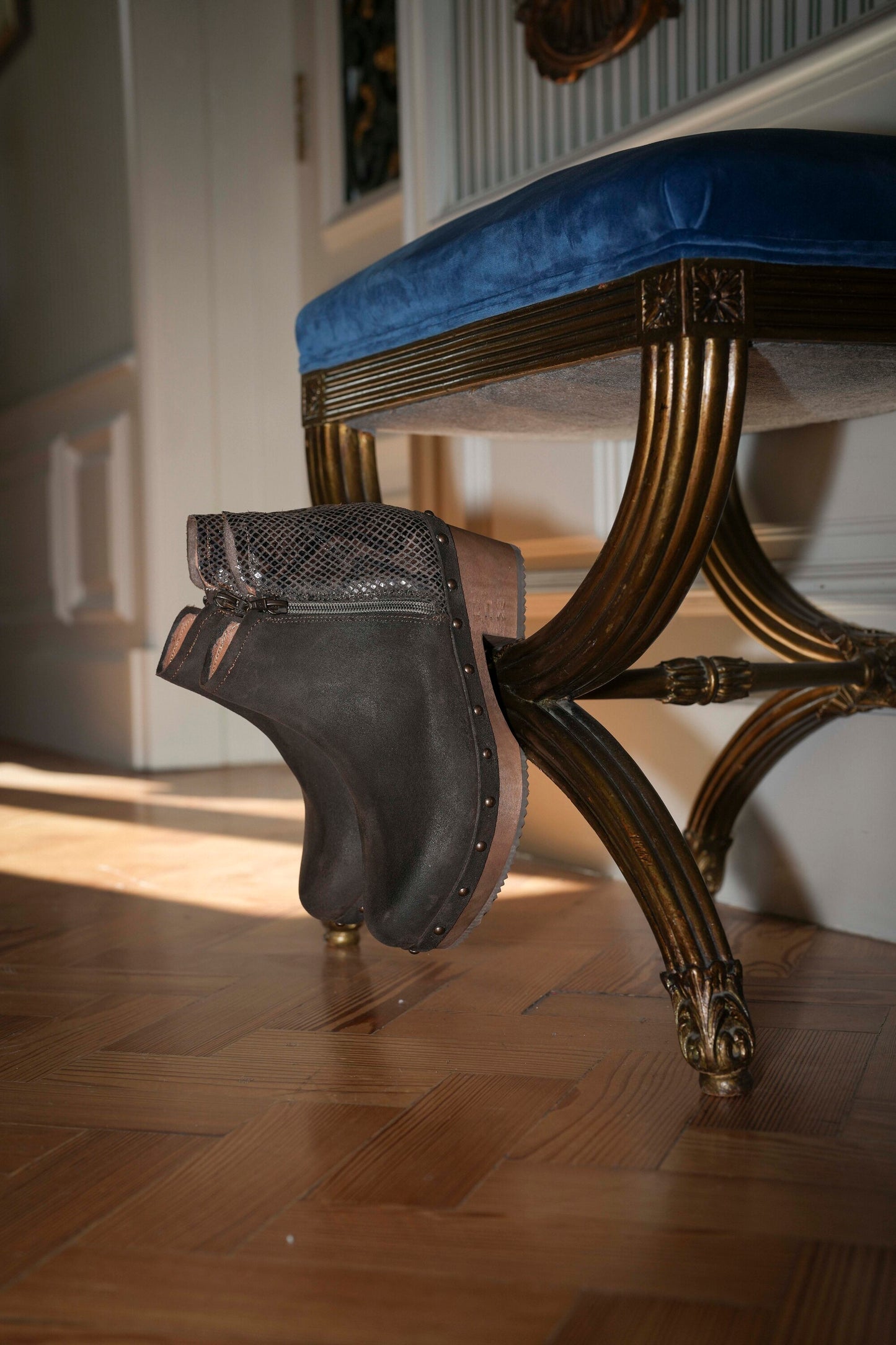 Botas em pele castanho com tacão baixo de madeira