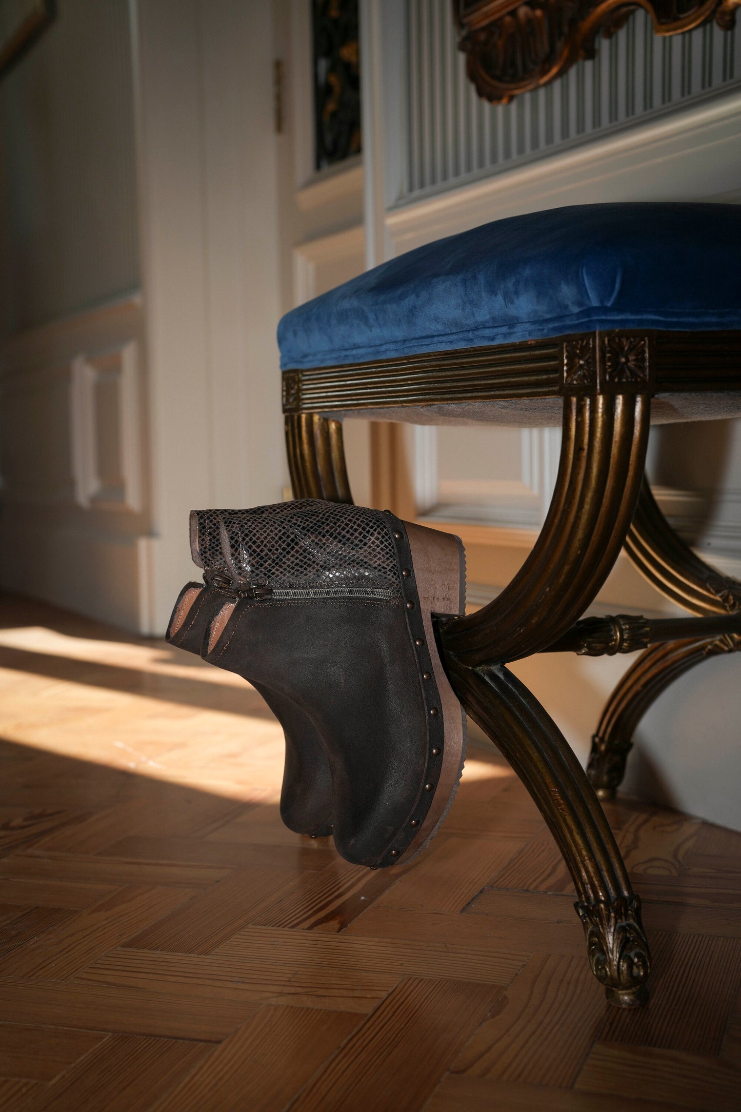 Botas em pele castanho com tacão baixo de madeira