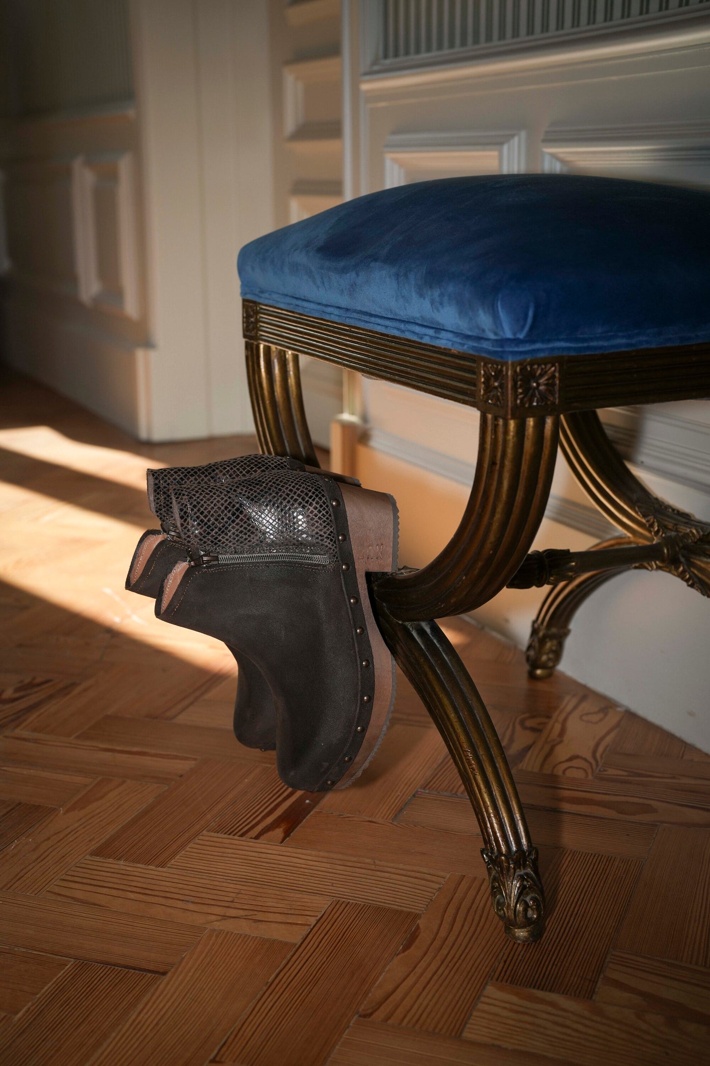 Botas em pele castanho com tacão baixo de madeira