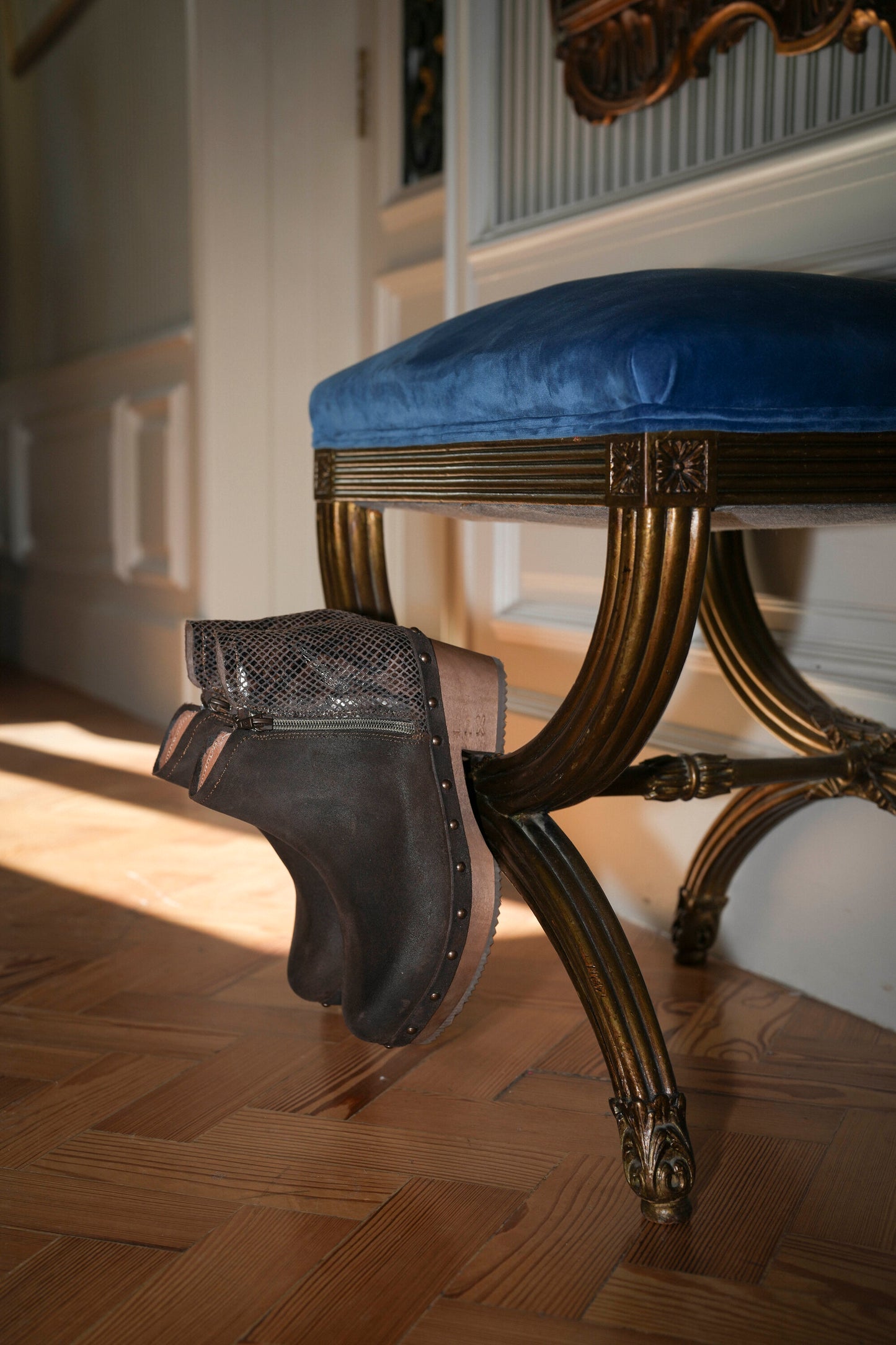 Botas em pele castanho com tacão baixo de madeira