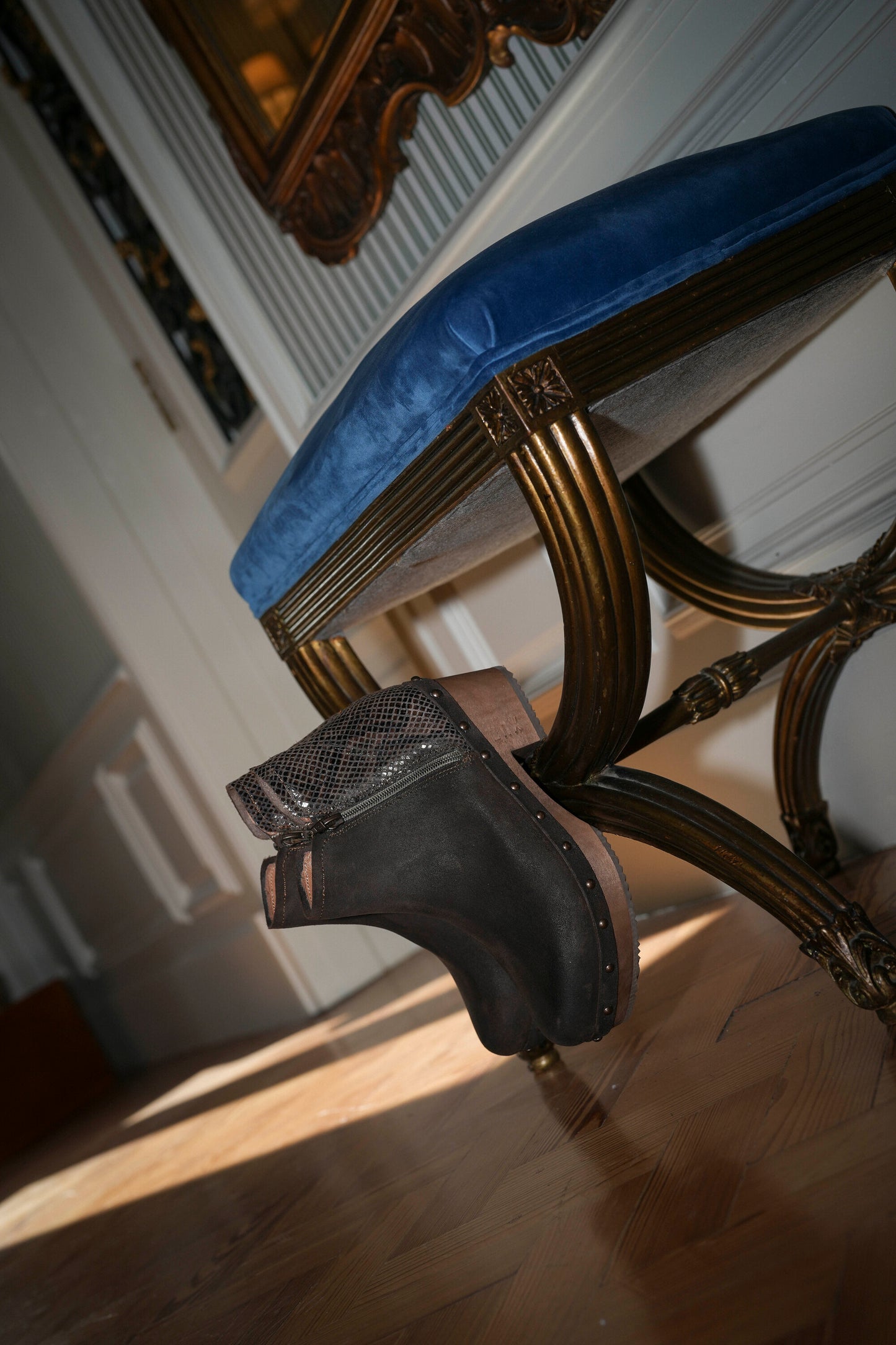 Botas em pele castanho com tacão baixo de madeira