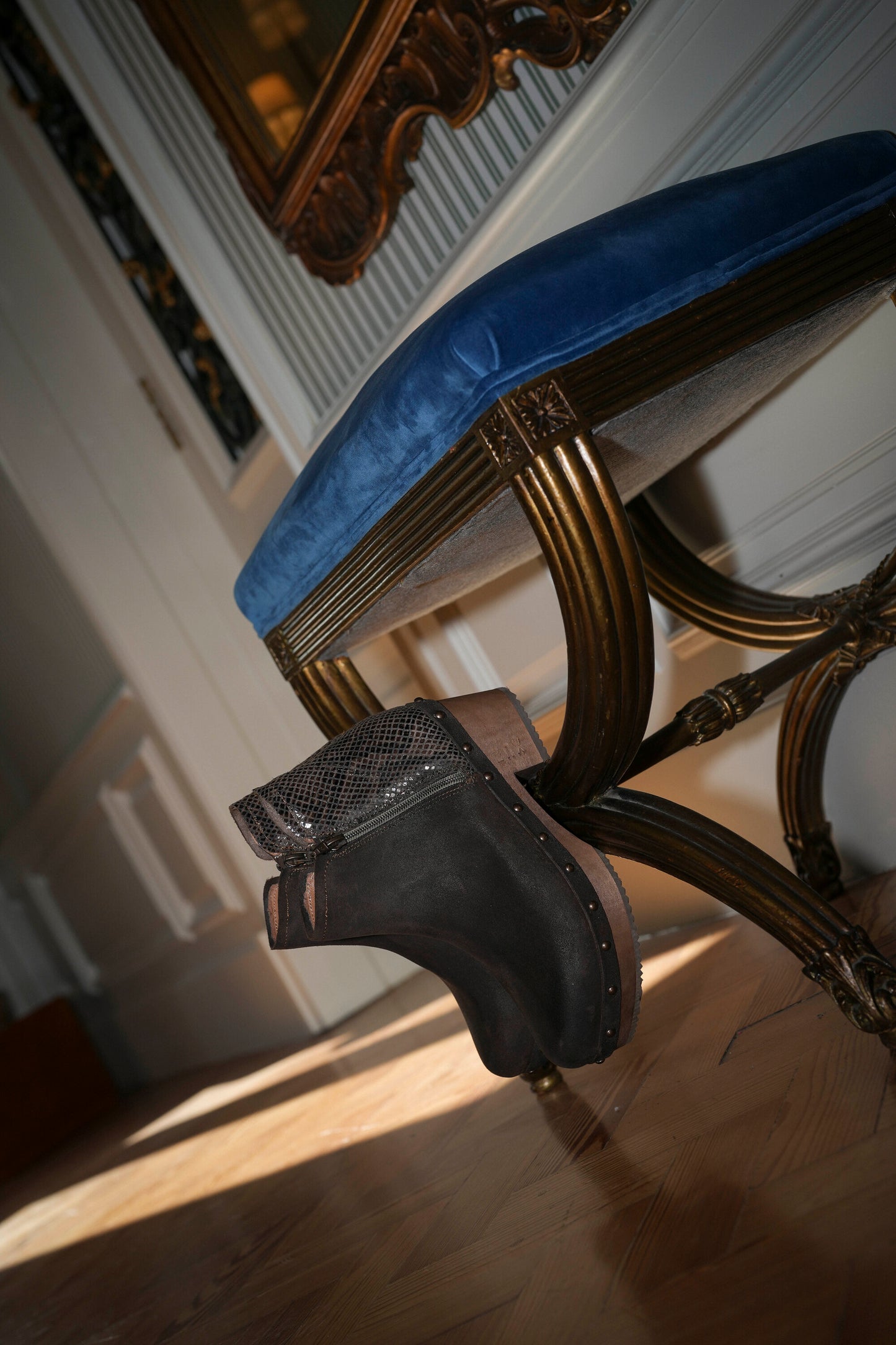 Botas em pele castanho com tacão baixo de madeira