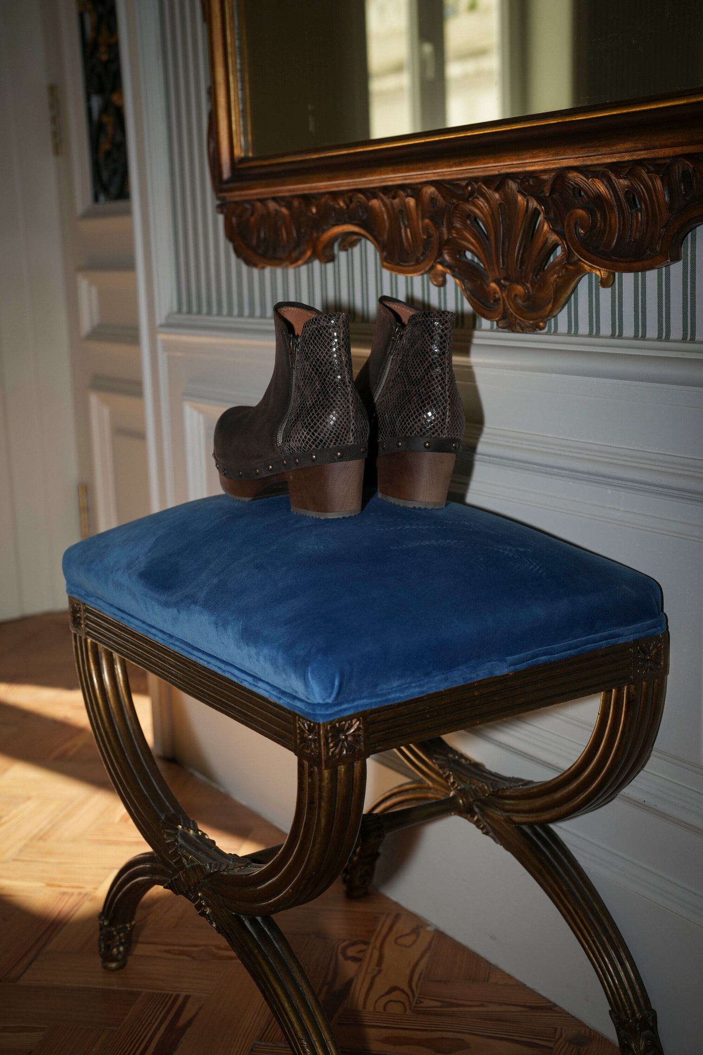 Botas em pele castanho com tacão baixo de madeira