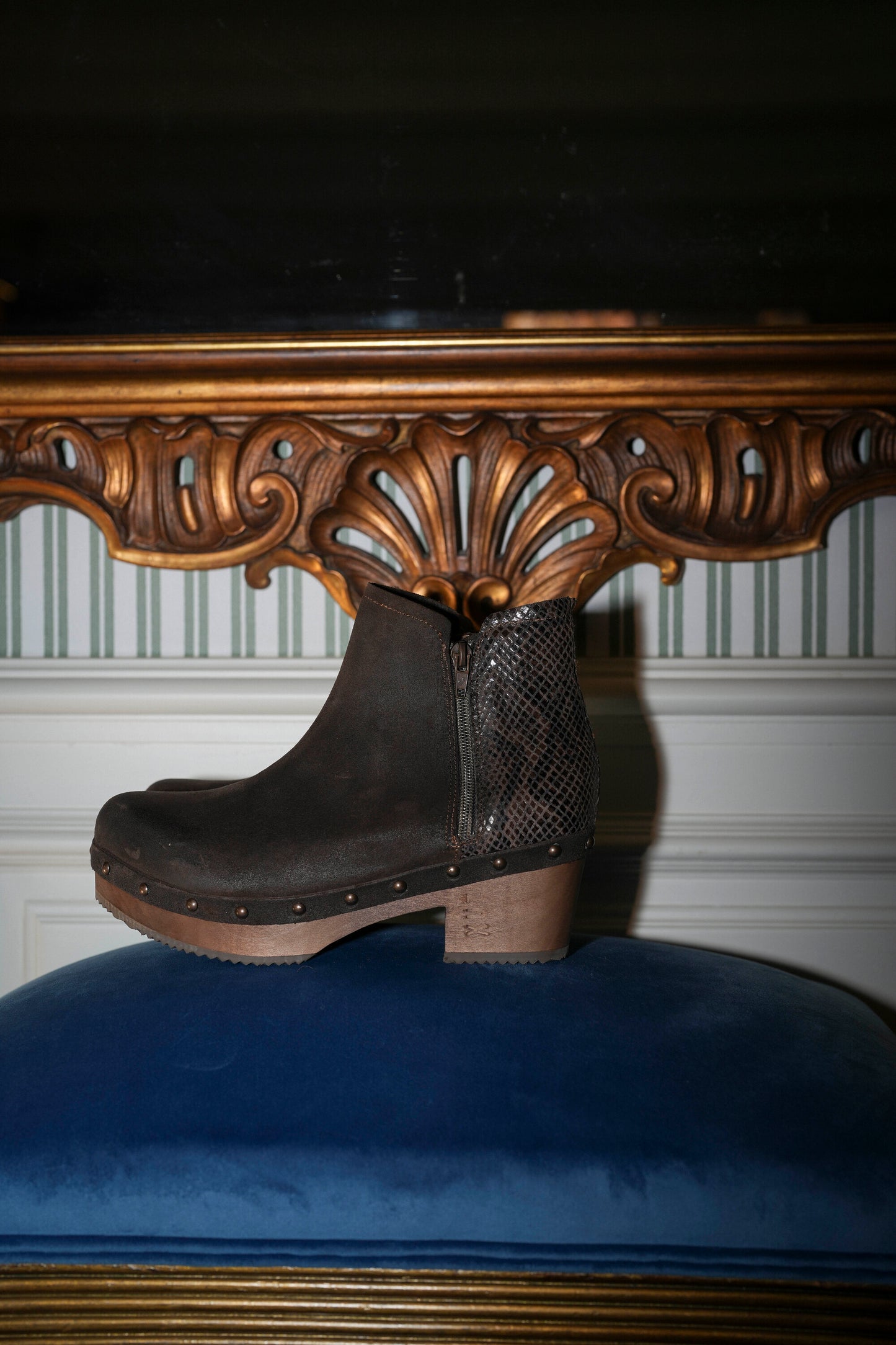 Botas em pele castanho com tacão baixo de madeira