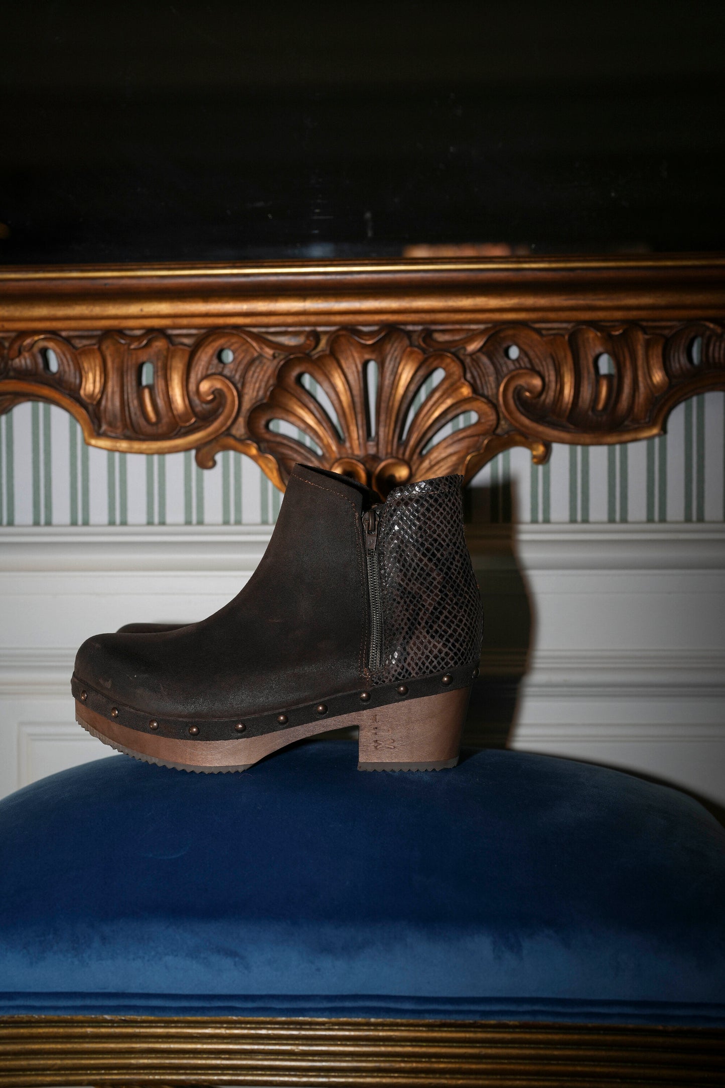 Botas em pele castanho com tacão baixo de madeira