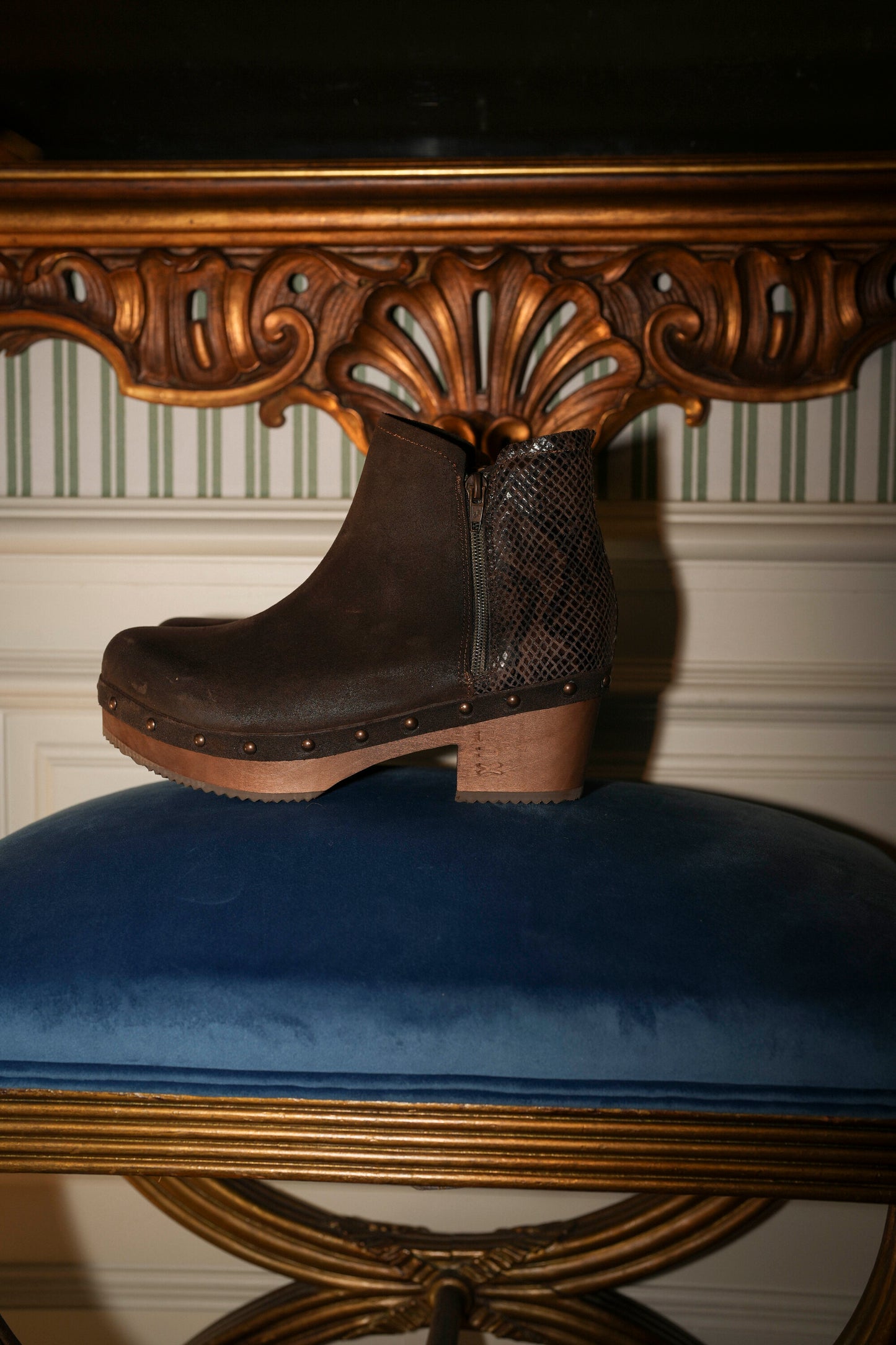 Botas em pele castanho com tacão baixo de madeira