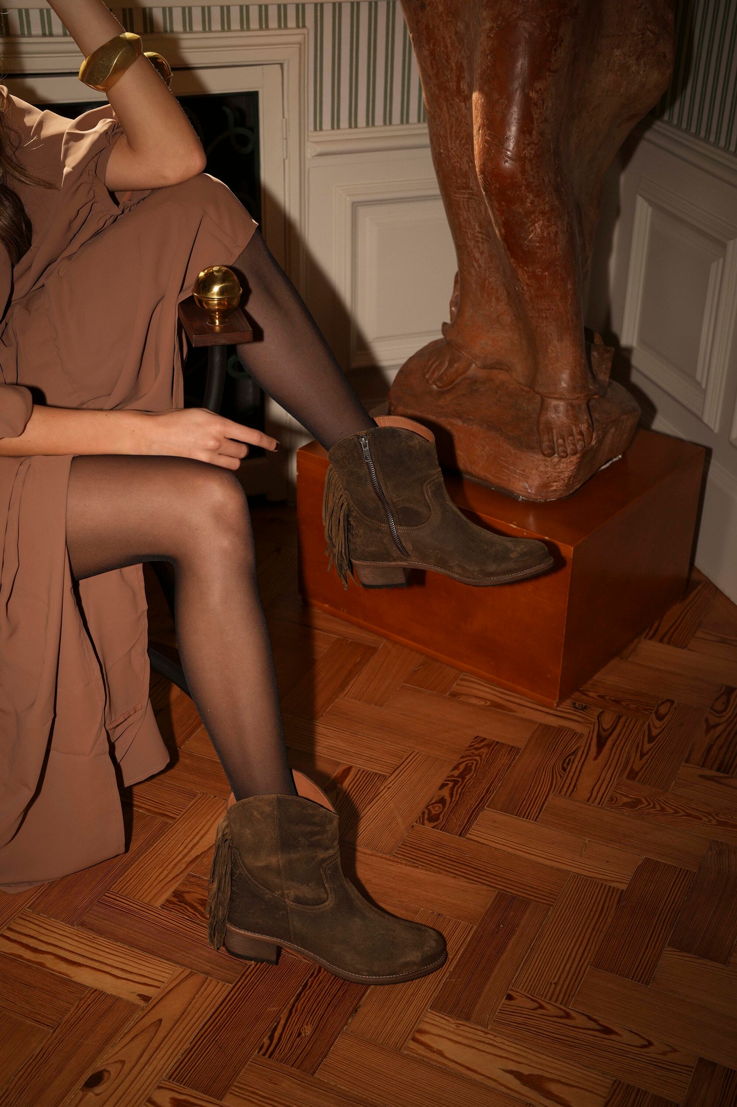 Botas em pele castanho com franjas