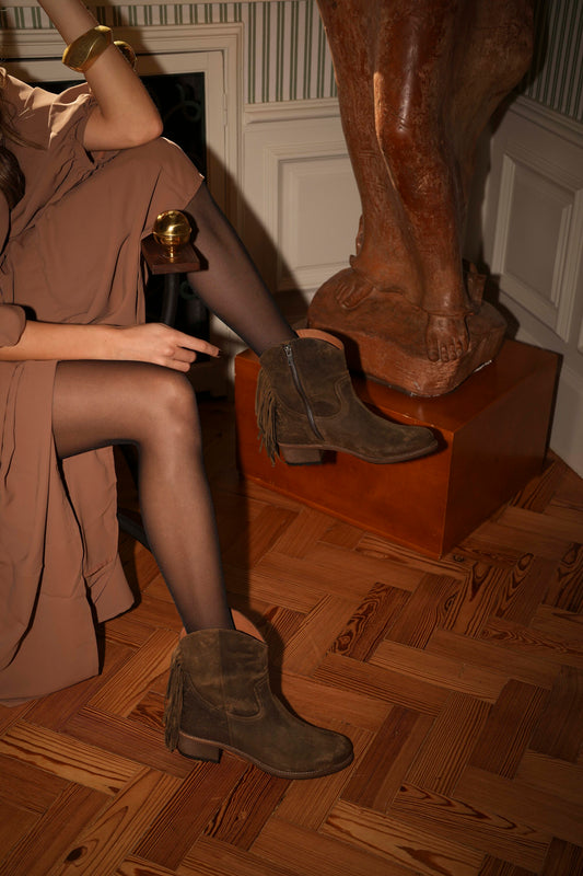 Botas de piel marrón con flecos