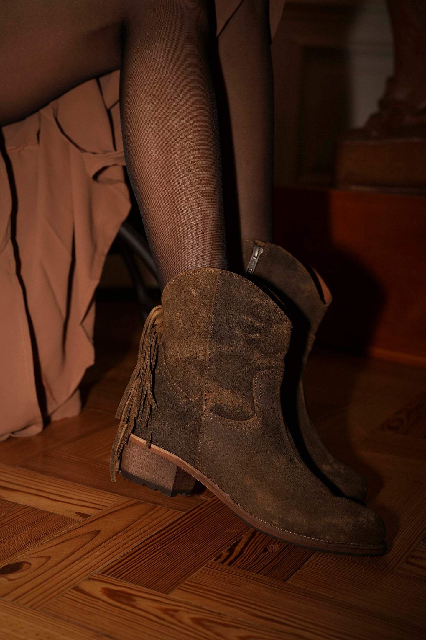 Botas em pele castanho com franjas