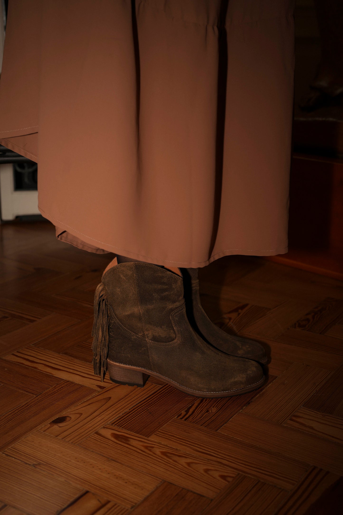 Botas em pele castanho com franjas