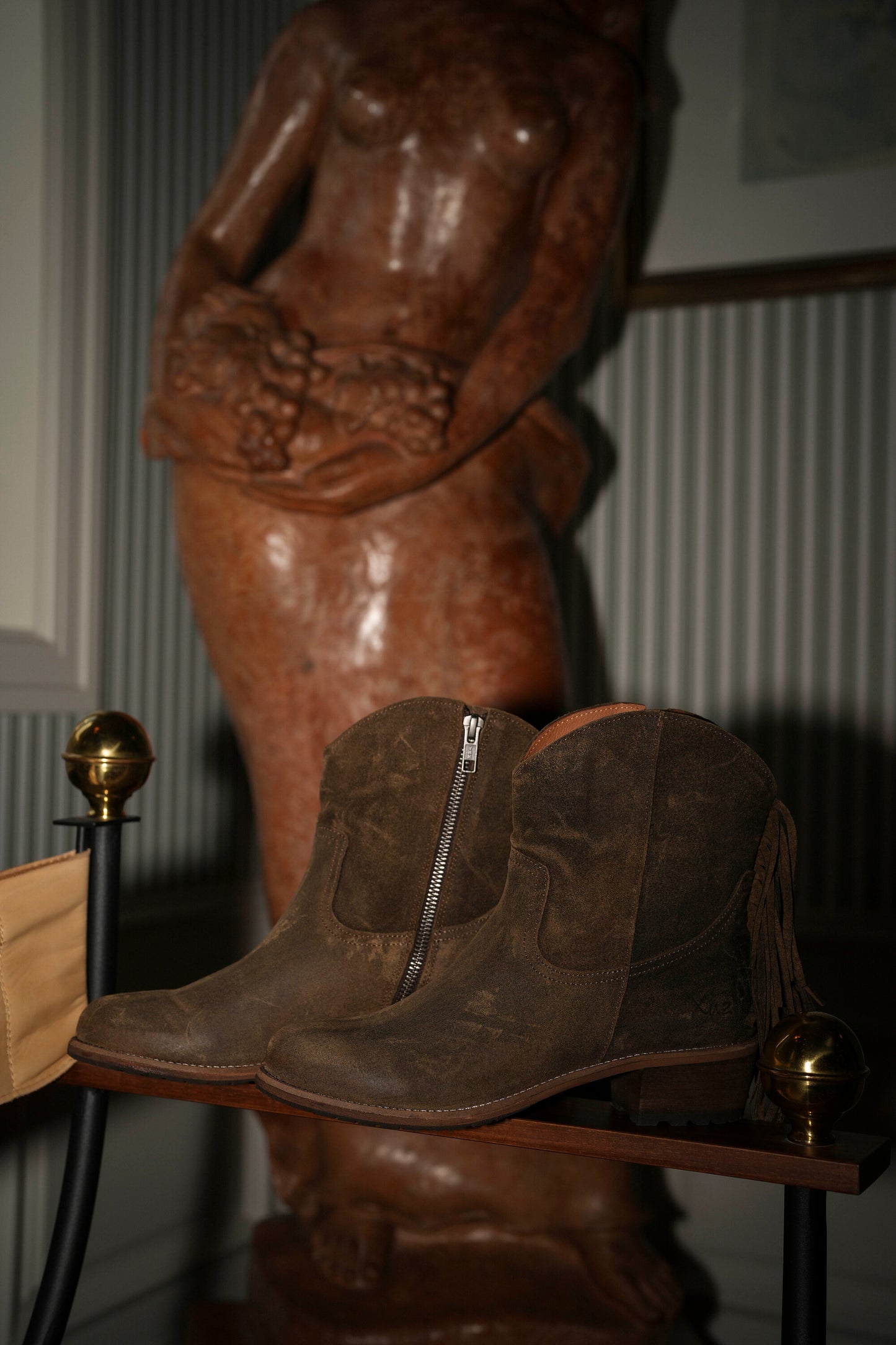 Botas em pele castanho com franjas