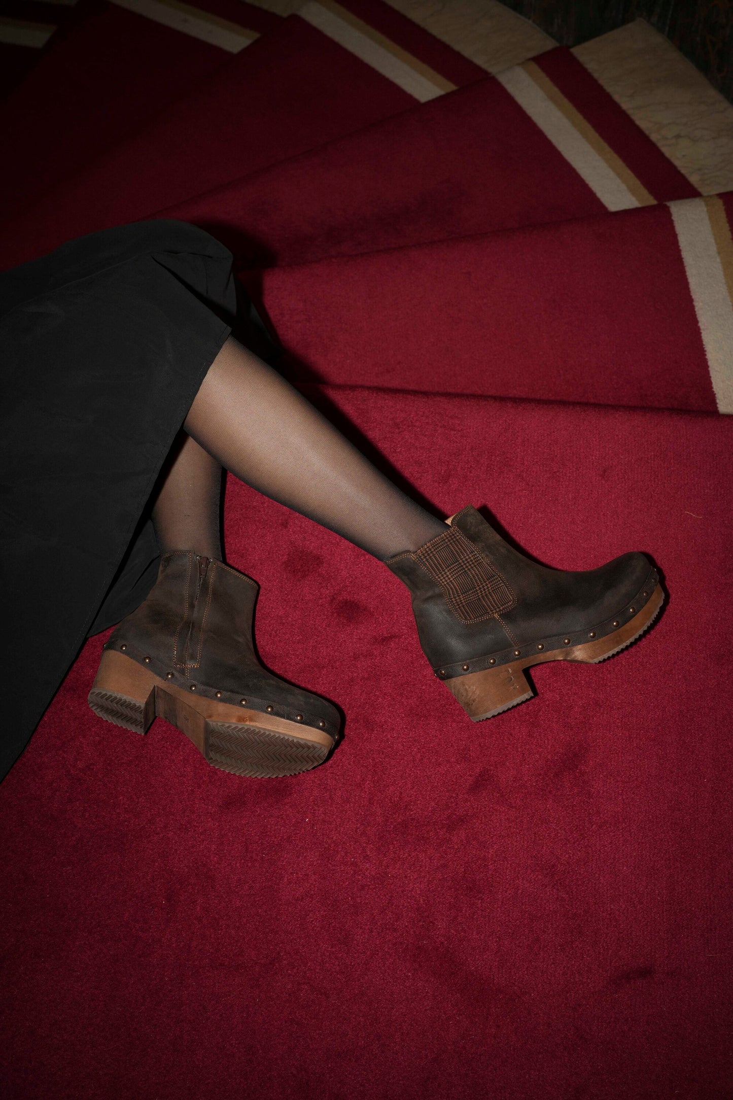 Botas em pele castanho com tacão baixo de madeira