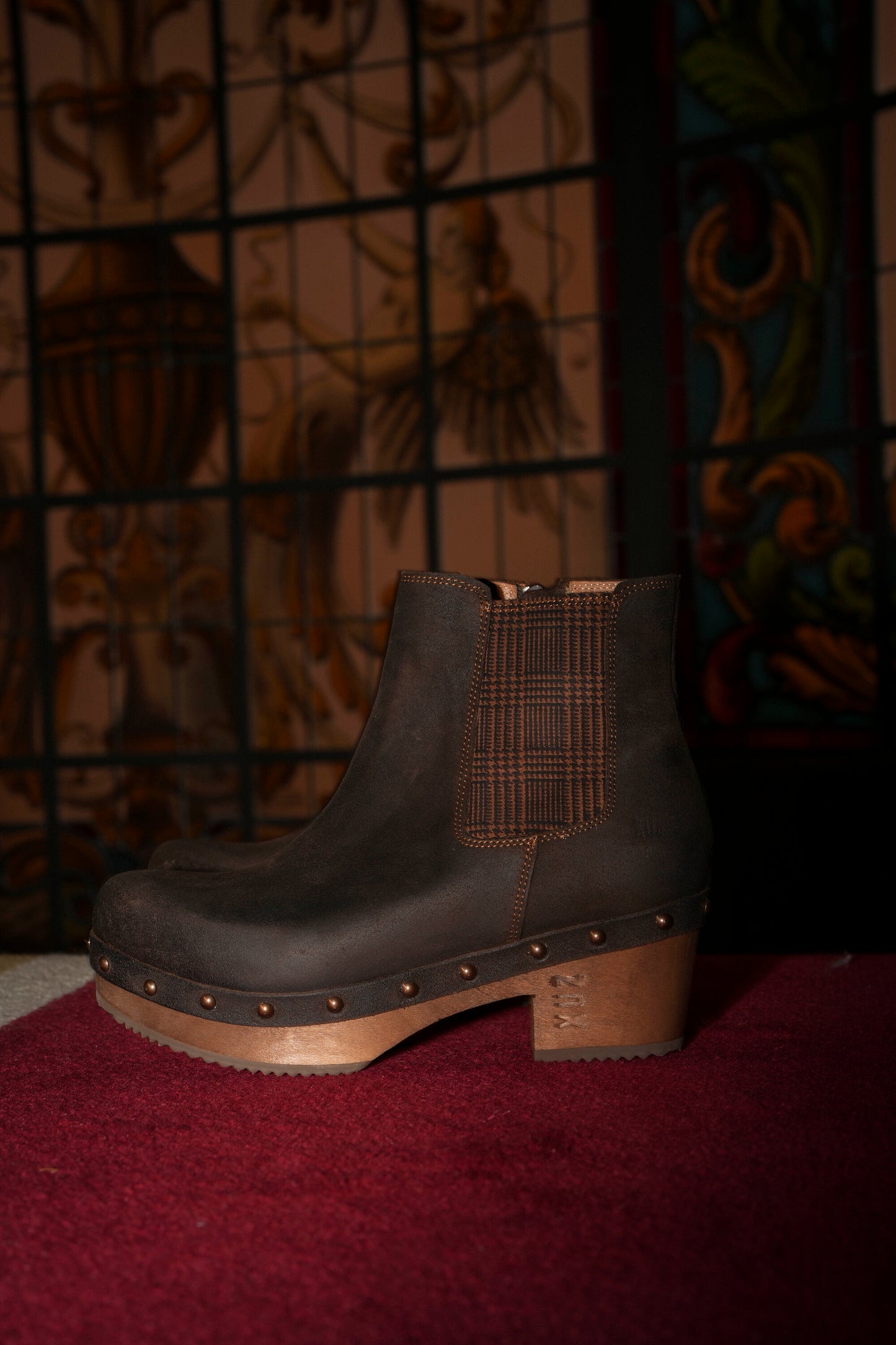 Botas em pele castanho com tacão baixo de madeira