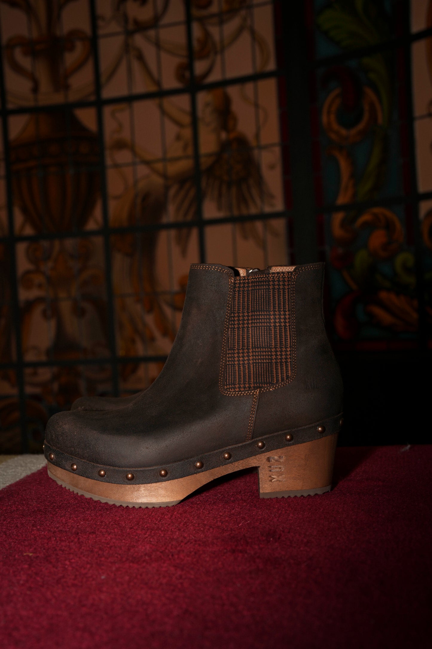 Botas em pele castanho com tacão baixo de madeira