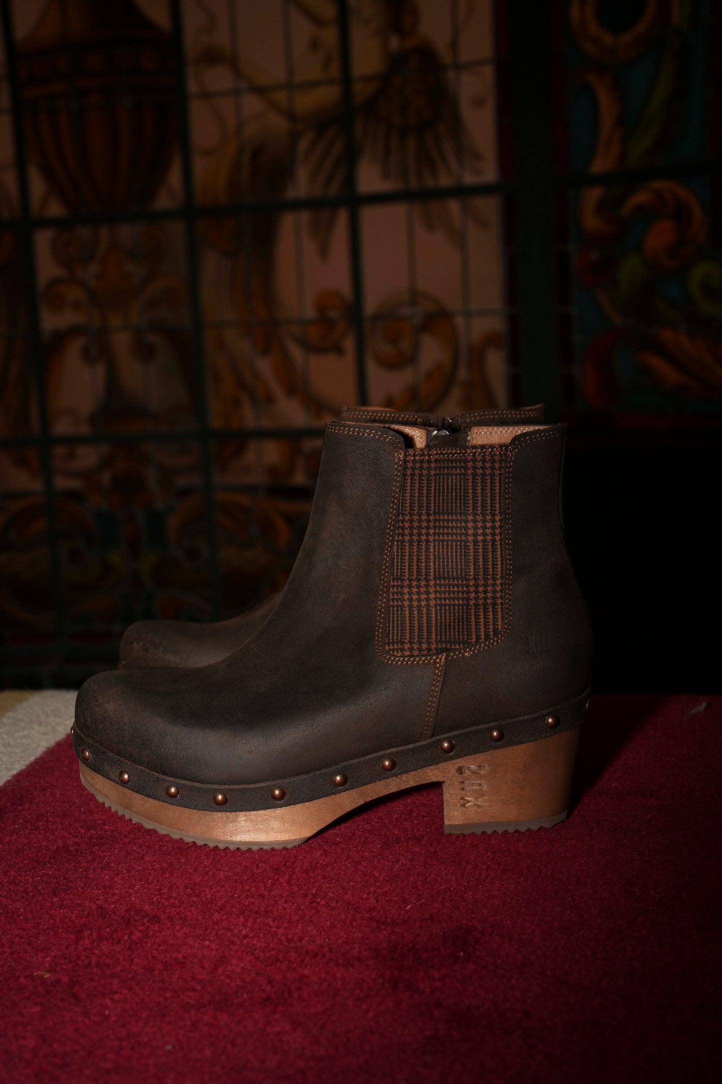 Botas em pele castanho com tacão baixo de madeira