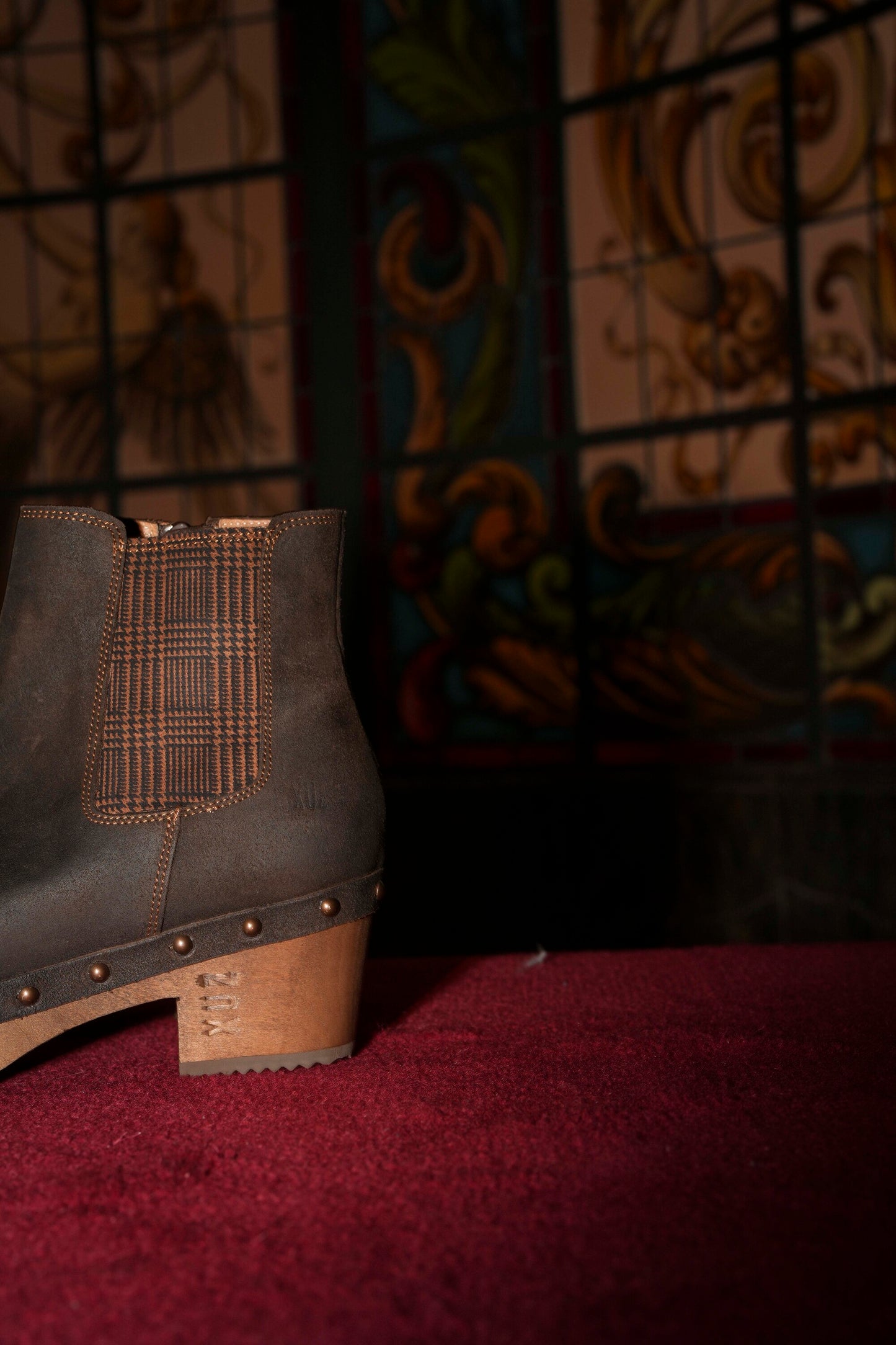 Botas em pele castanho com tacão baixo de madeira