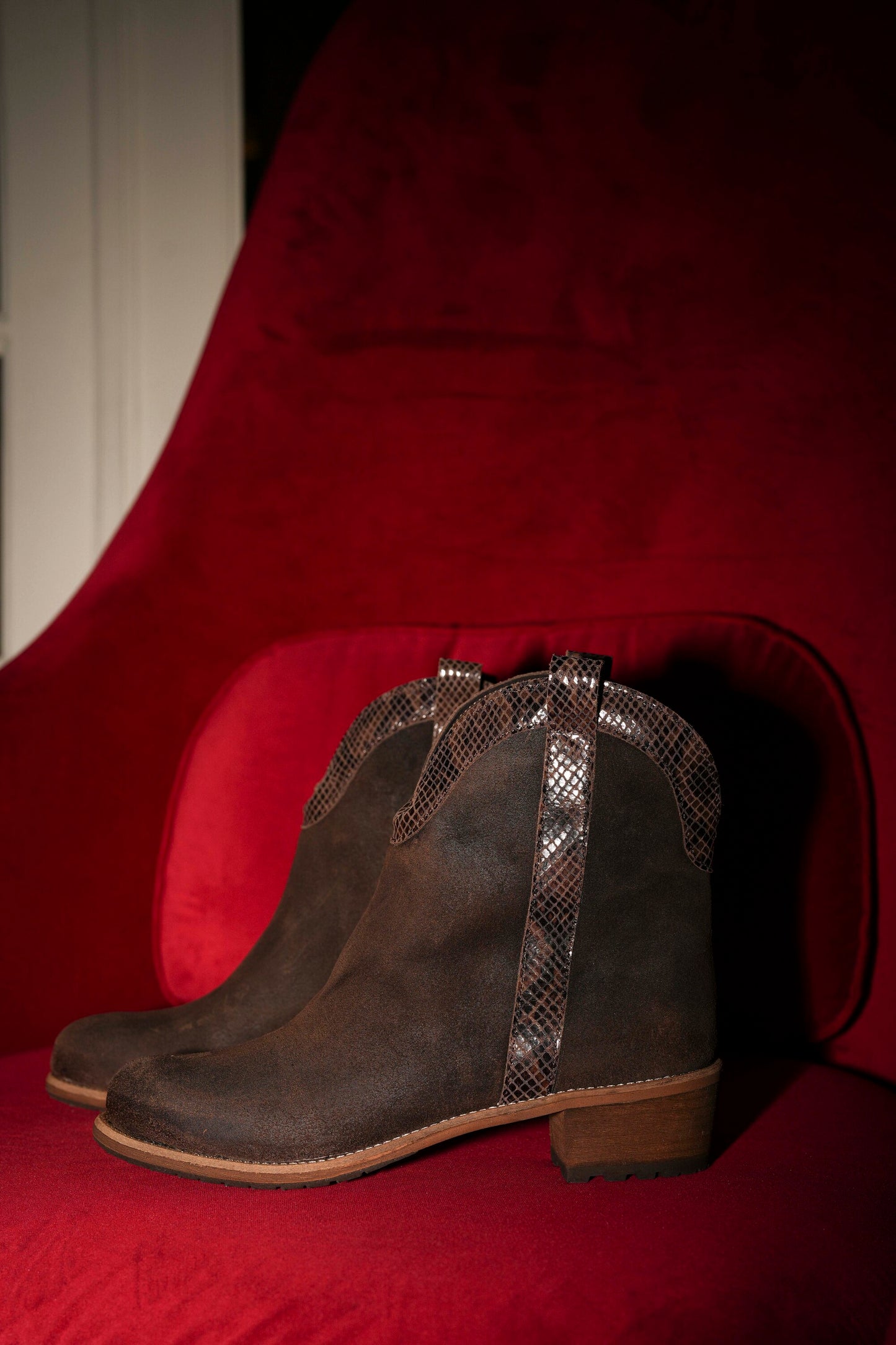 Botas em pele castanho escuro