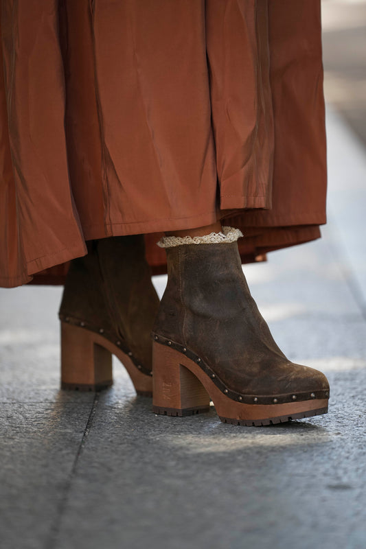 Bota com tacão alto com renda