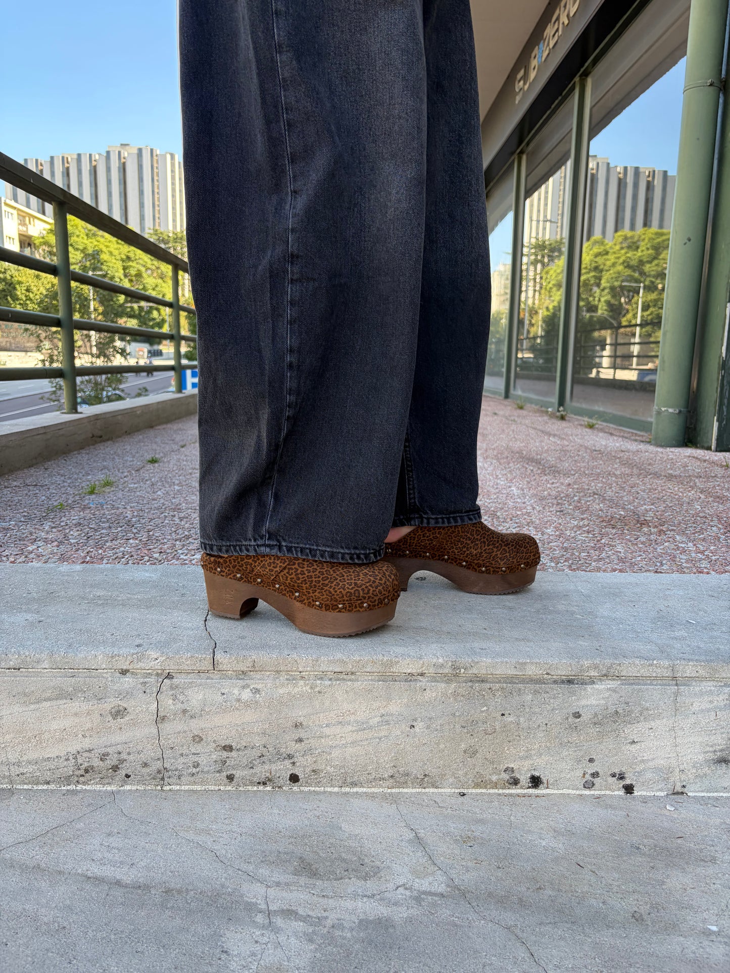 Soca en piel con tacón de madera