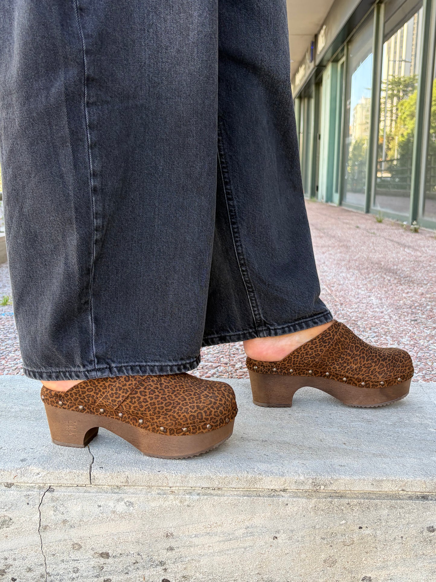Soca en piel con tacón de madera