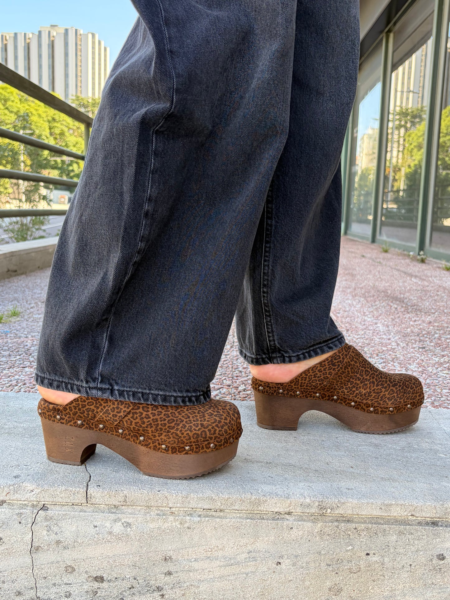 Soca en piel con tacón de madera