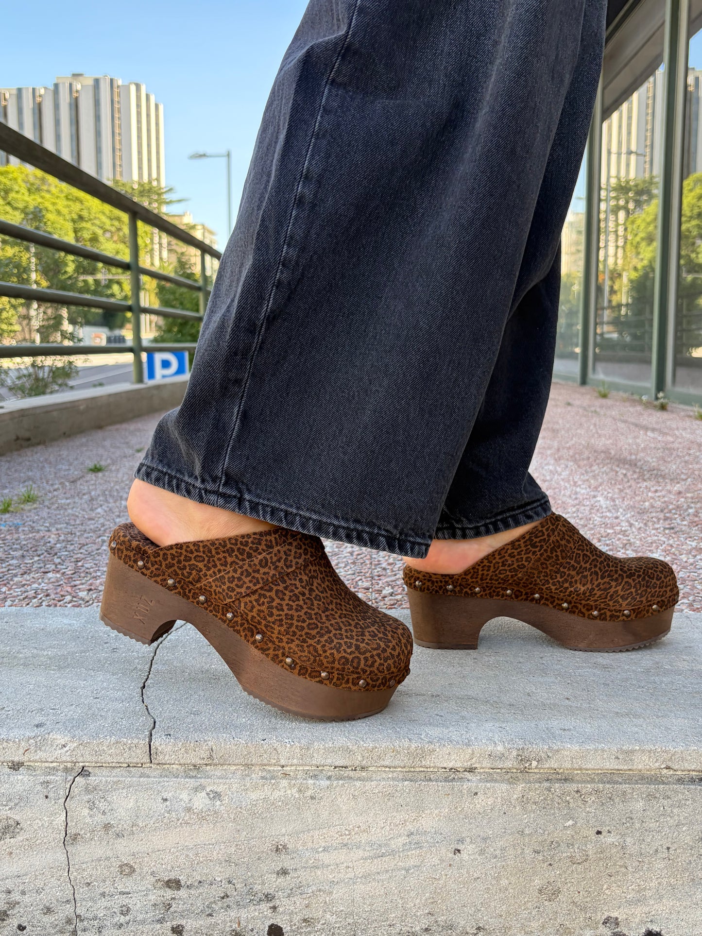 Soca en piel con tacón de madera