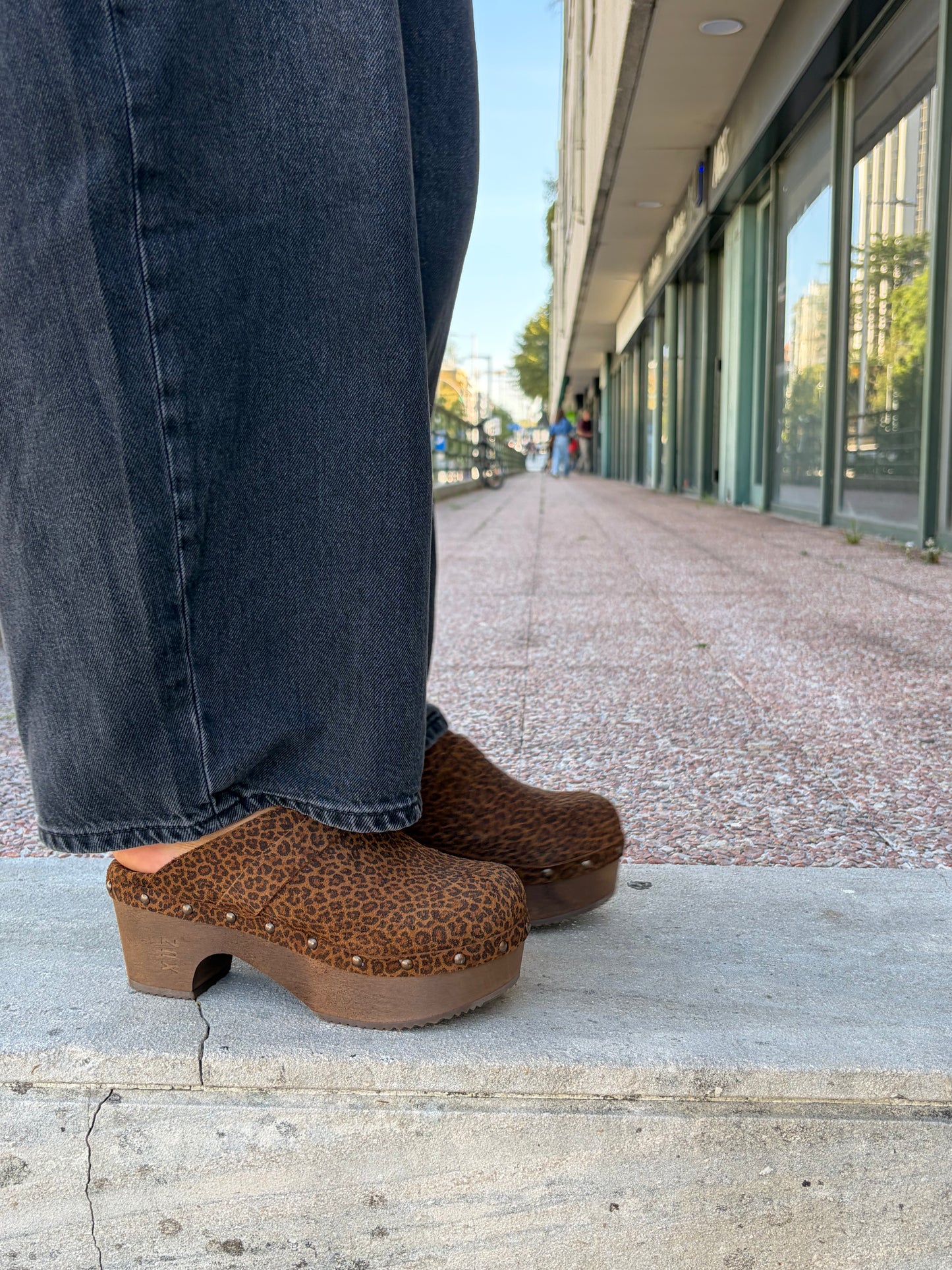 Soca en piel con tacón de madera