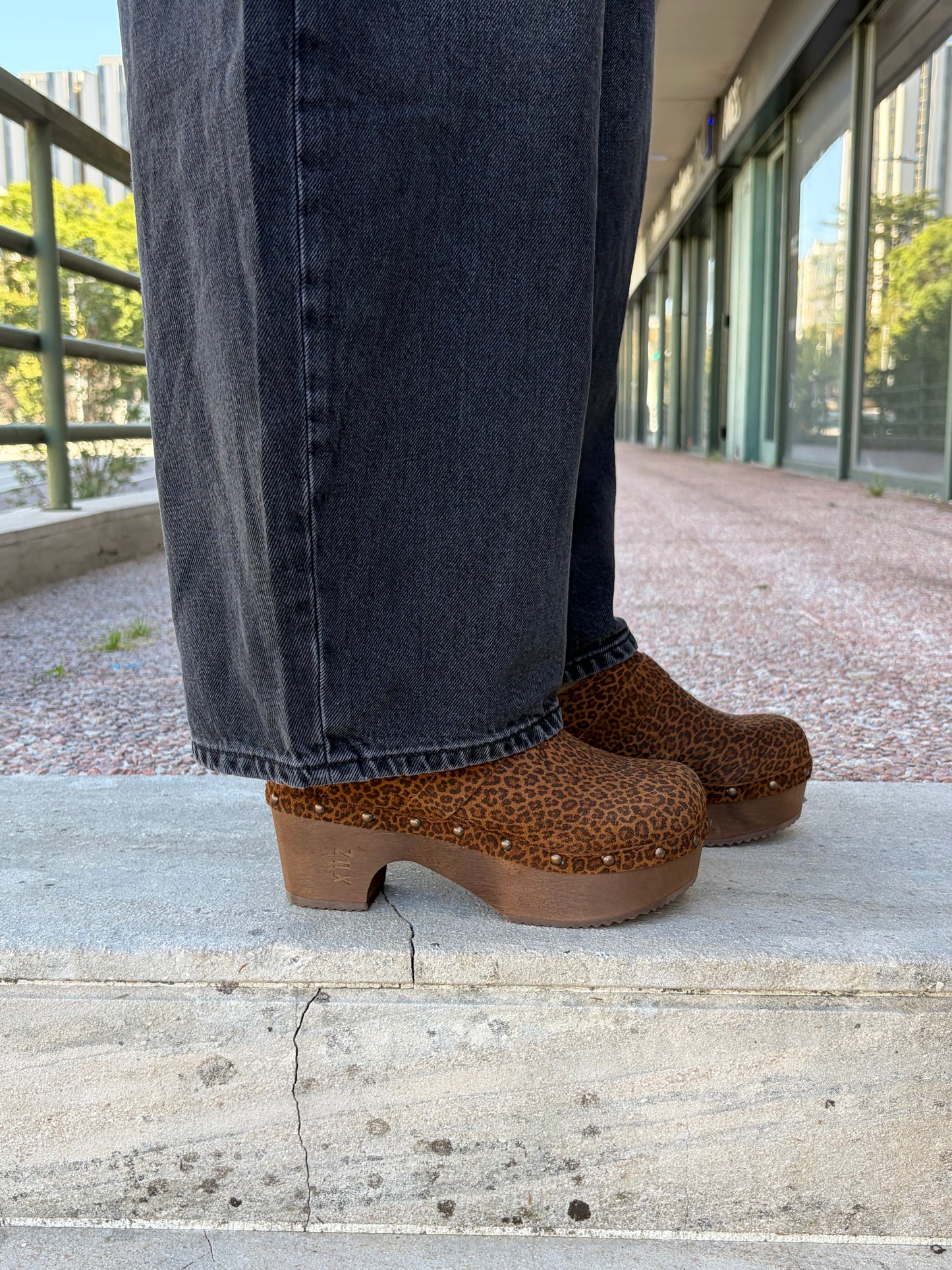 Soca en piel con tacón de madera