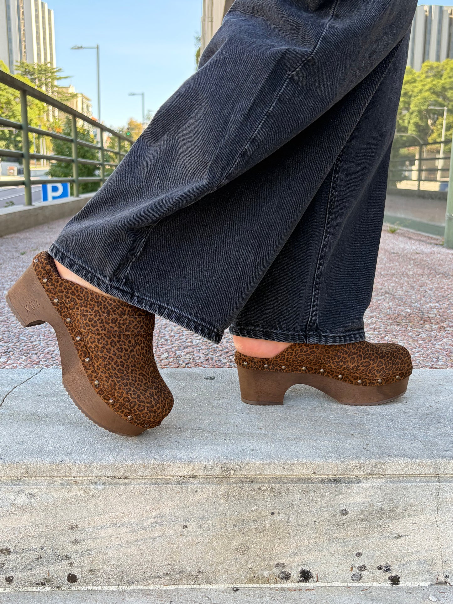 Soca en piel con tacón de madera