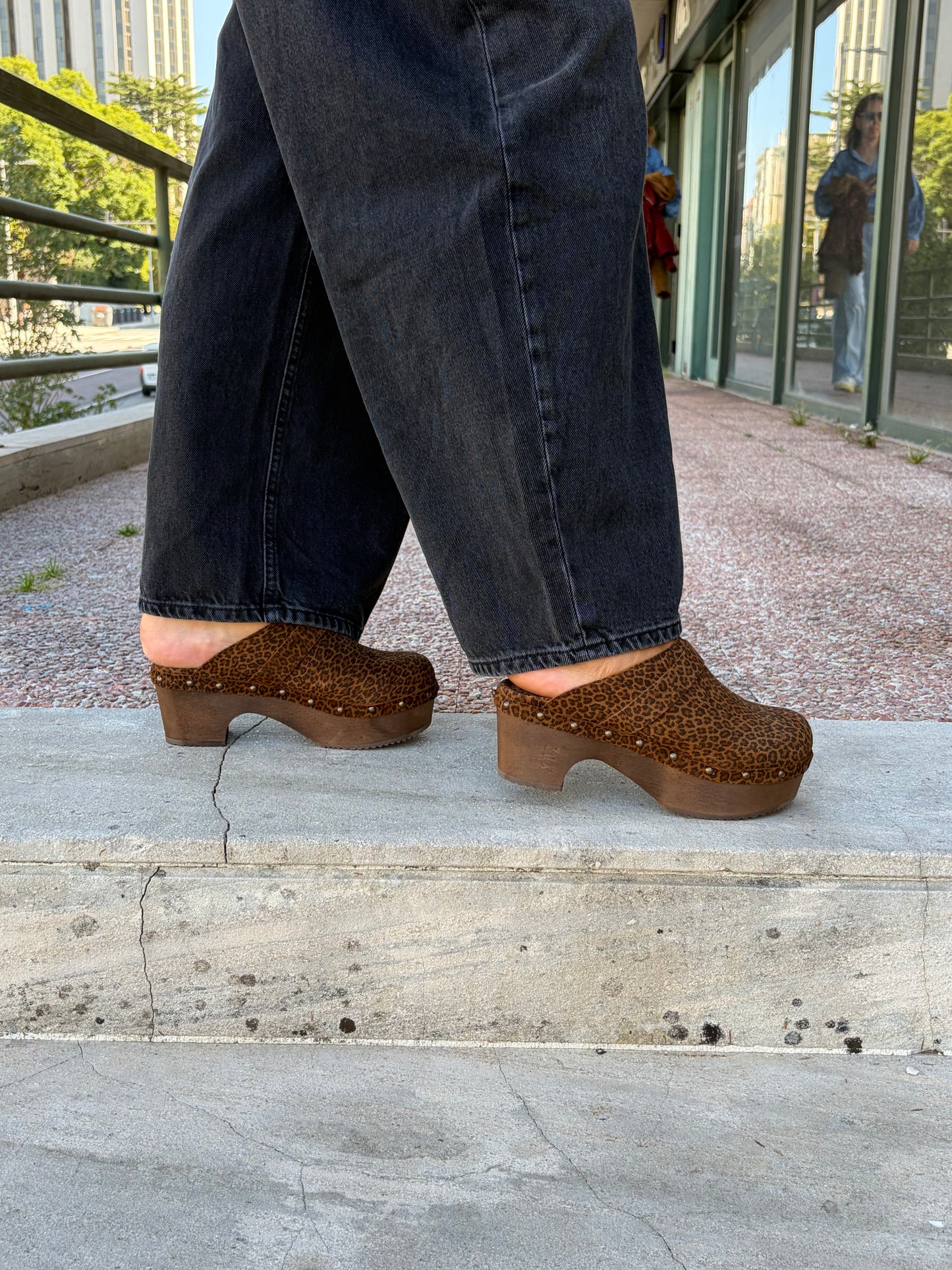 Soca en piel con tacón de madera