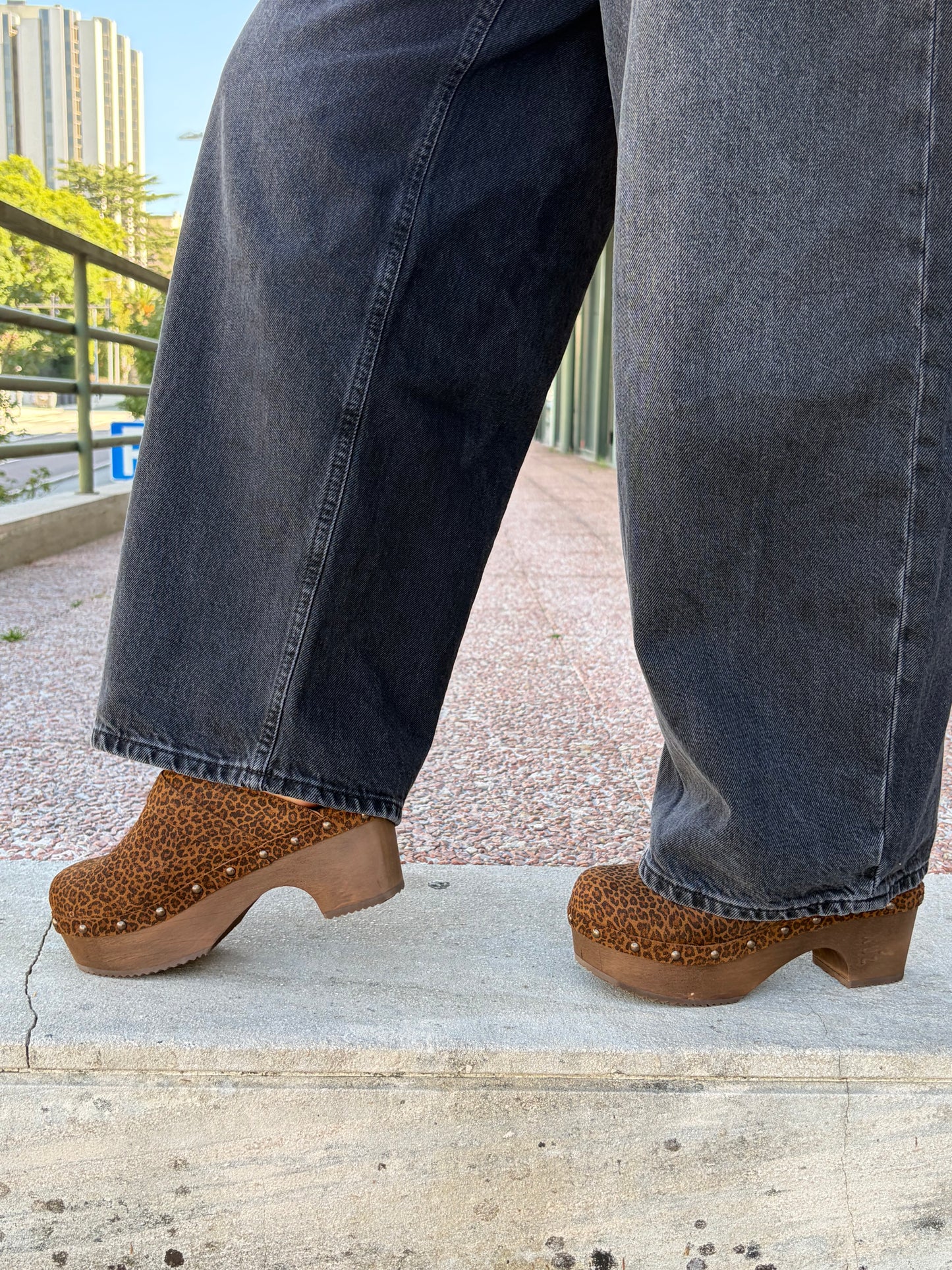 Soca en piel con tacón de madera
