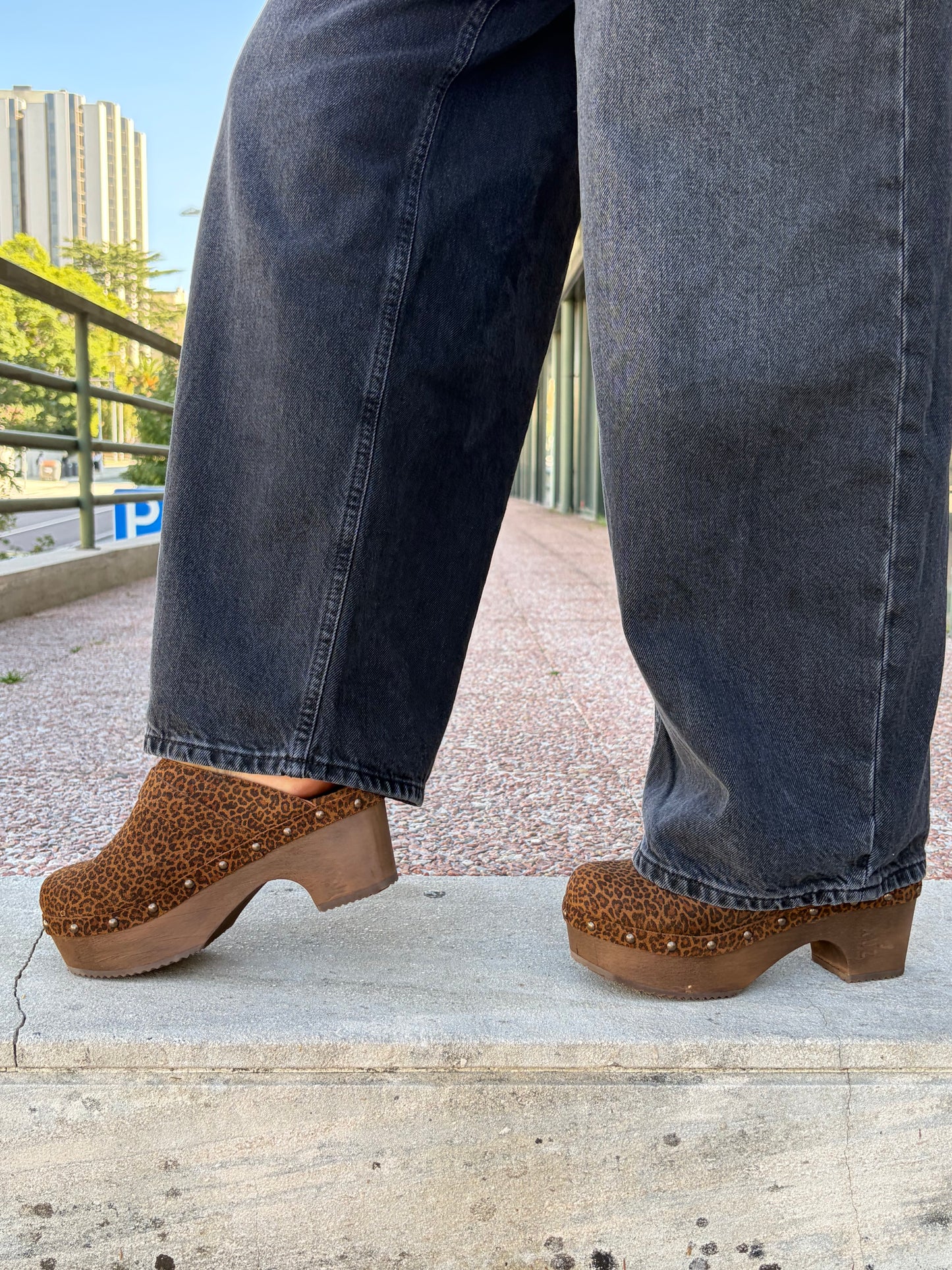 Soca en piel con tacón de madera