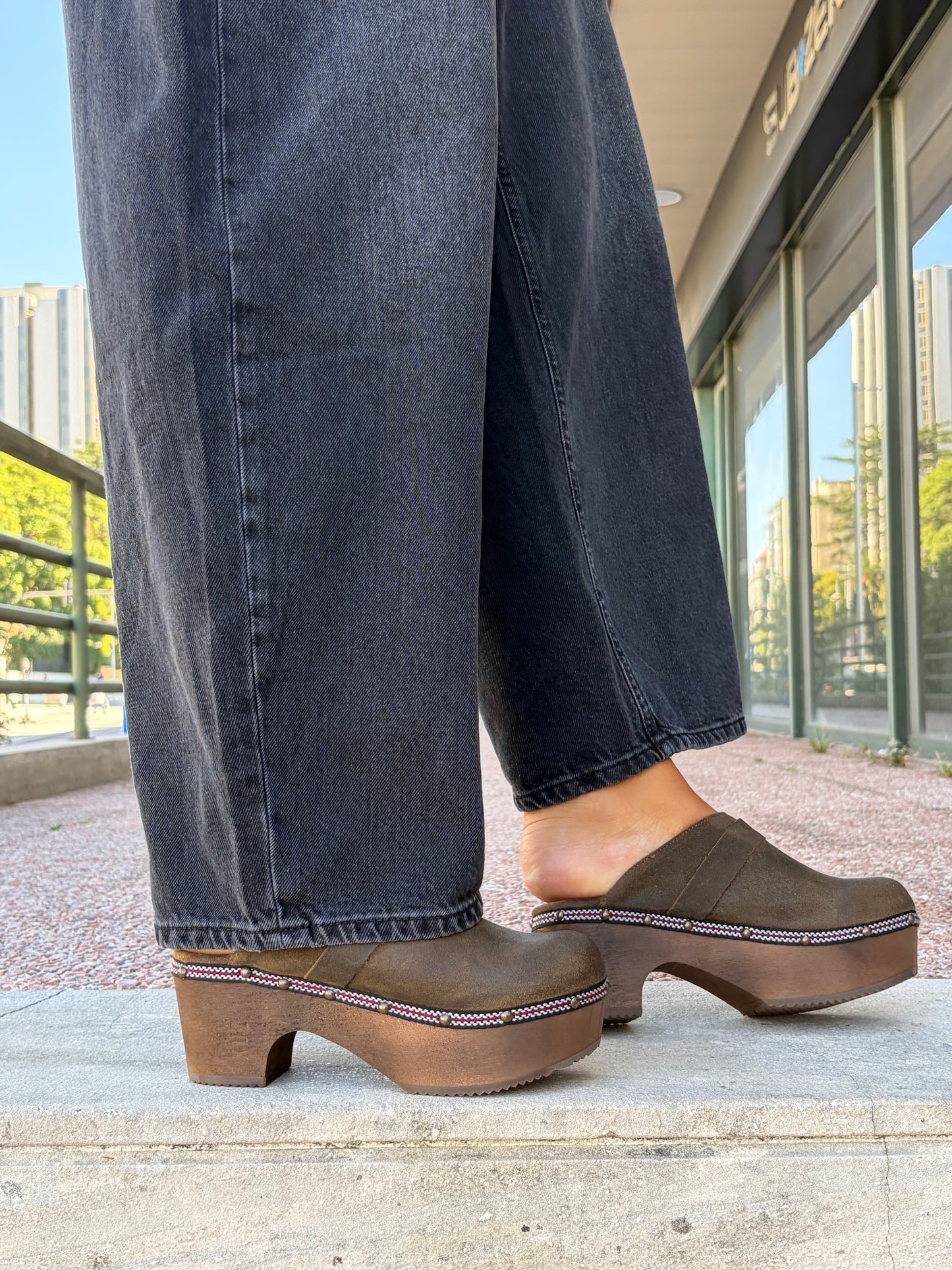 Lederclogs mit Holzabsatz