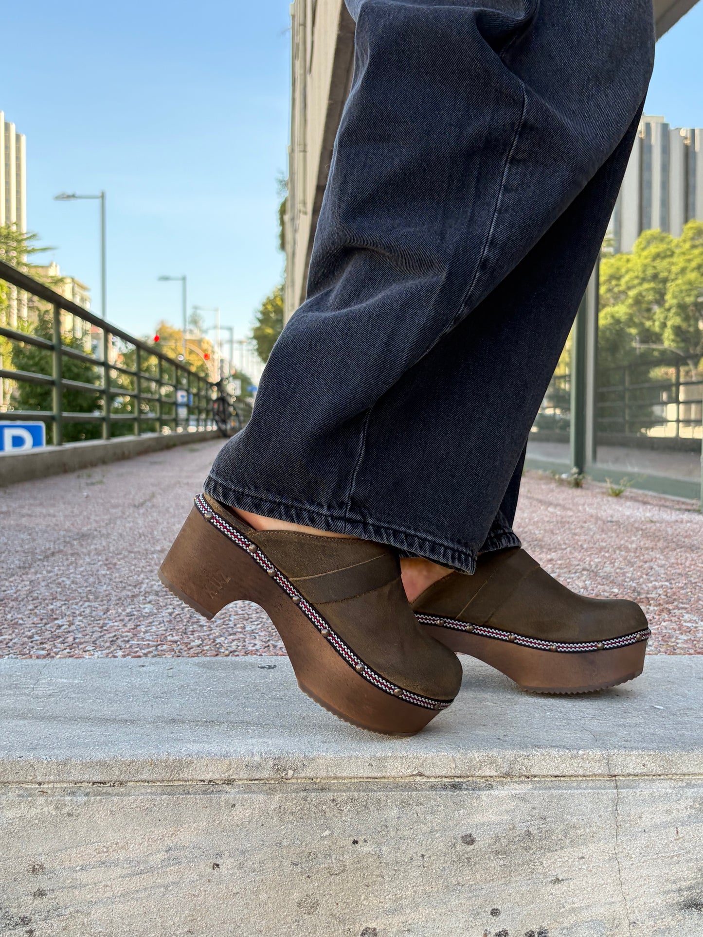 Lederclogs mit Holzabsatz