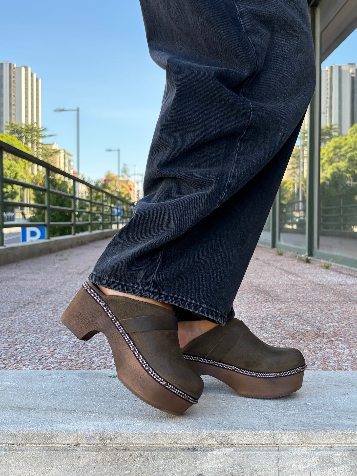 Lederclogs mit Holzabsatz