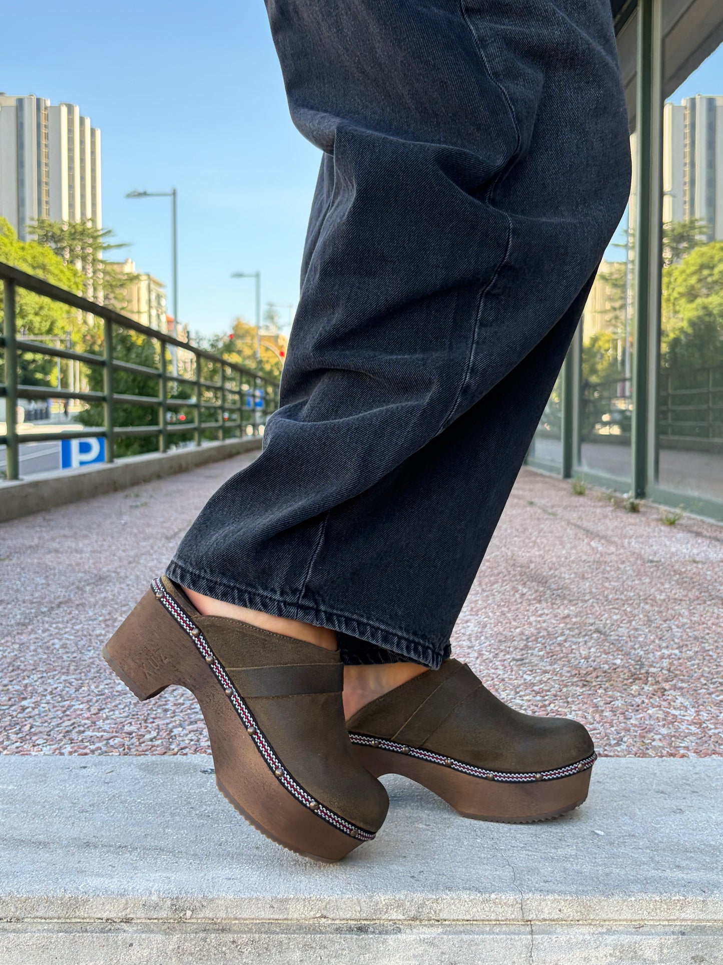 Lederclogs mit Holzabsatz
