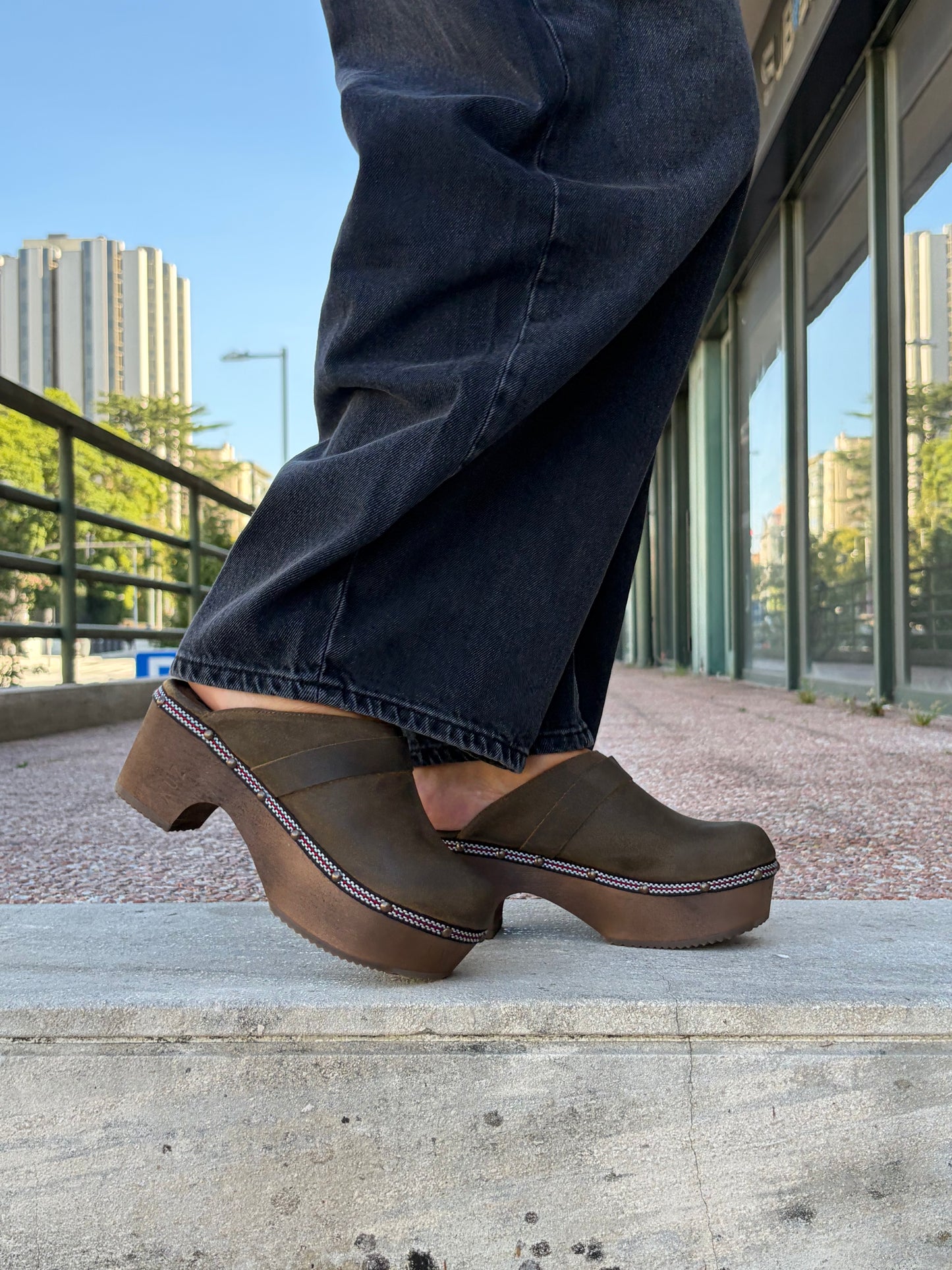 Lederclogs mit Holzabsatz