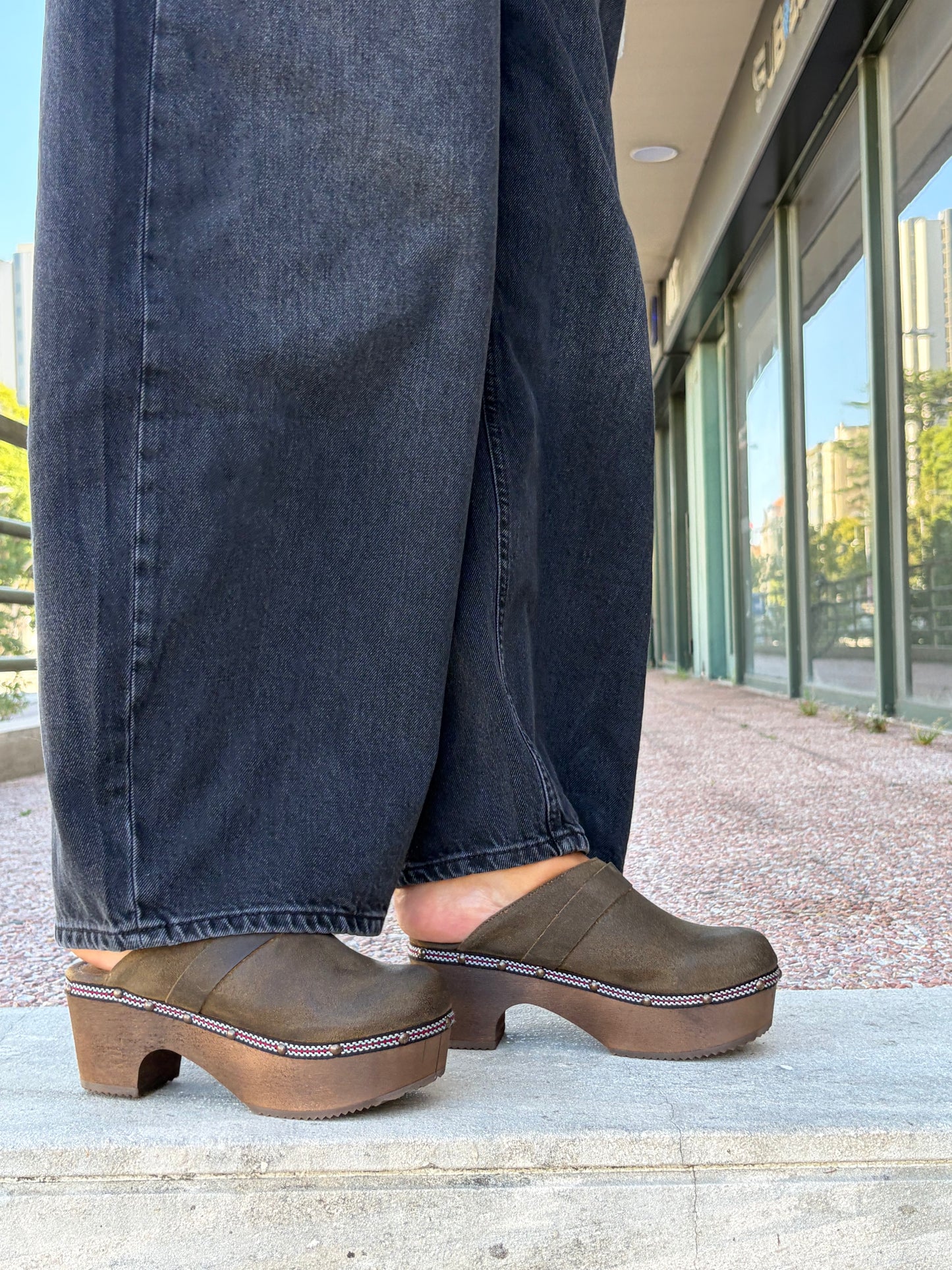 Lederclogs mit Holzabsatz
