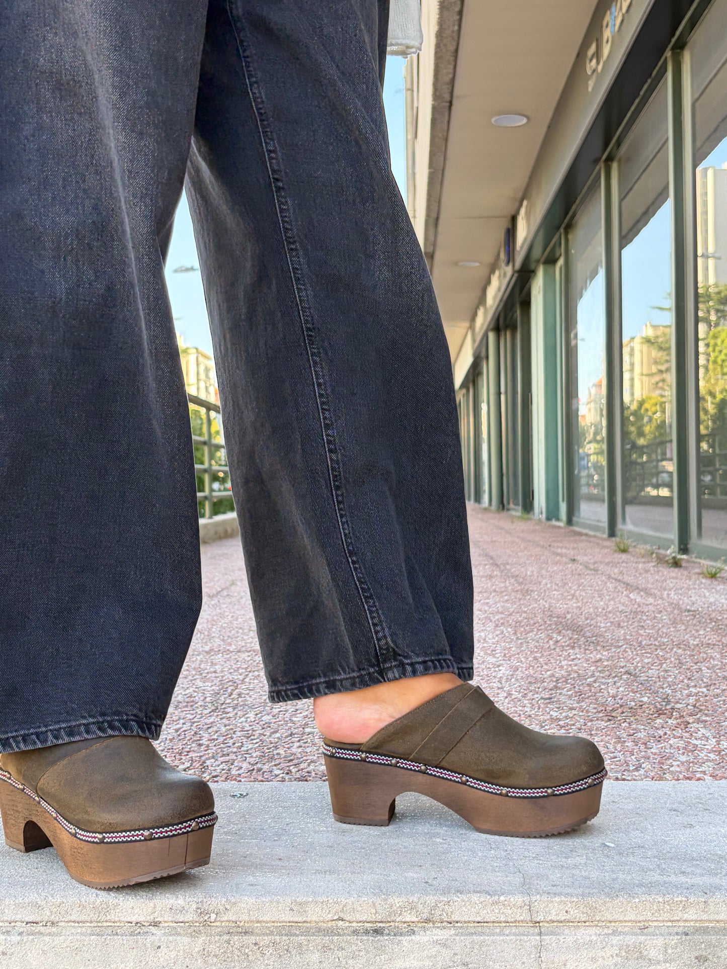 Lederclogs mit Holzabsatz
