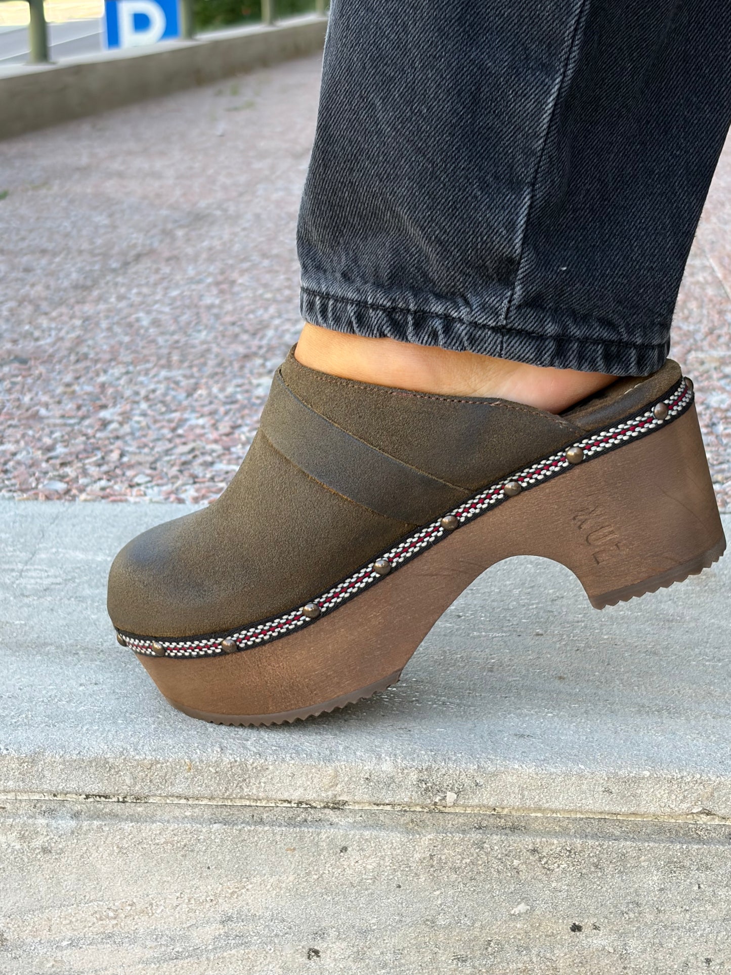 Lederclogs mit Holzabsatz