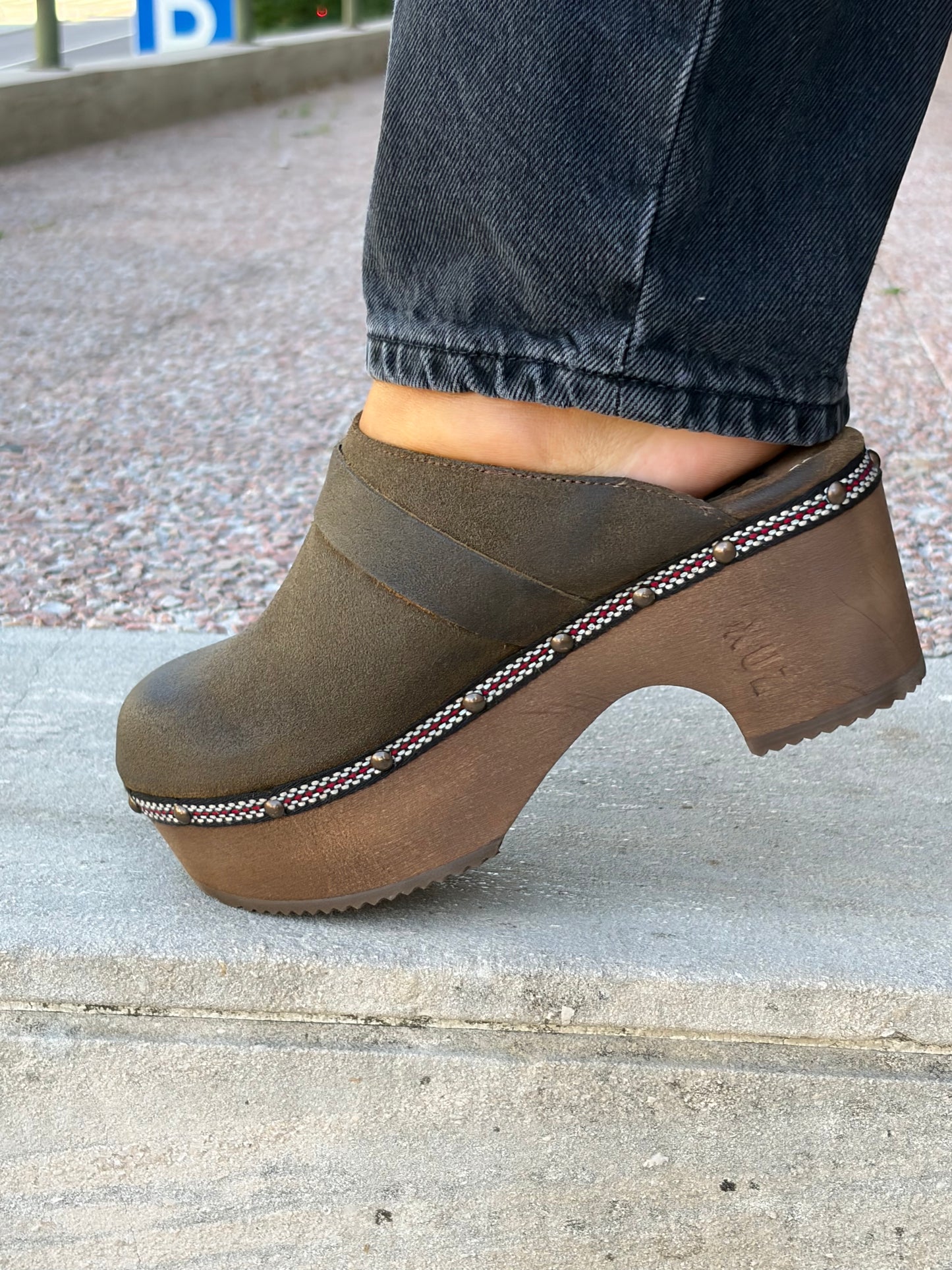 Lederclogs mit Holzabsatz