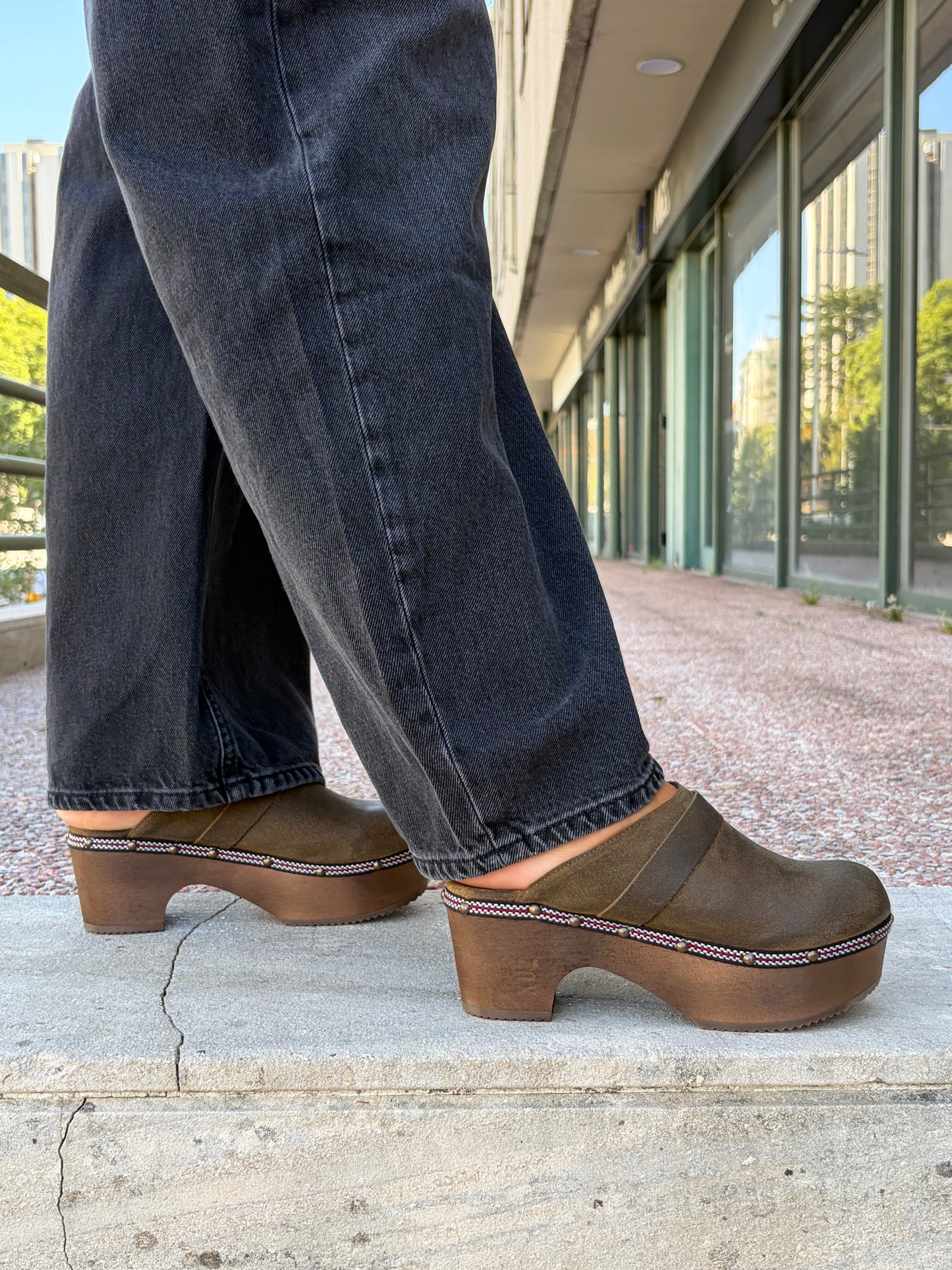 Lederclogs mit Holzabsatz